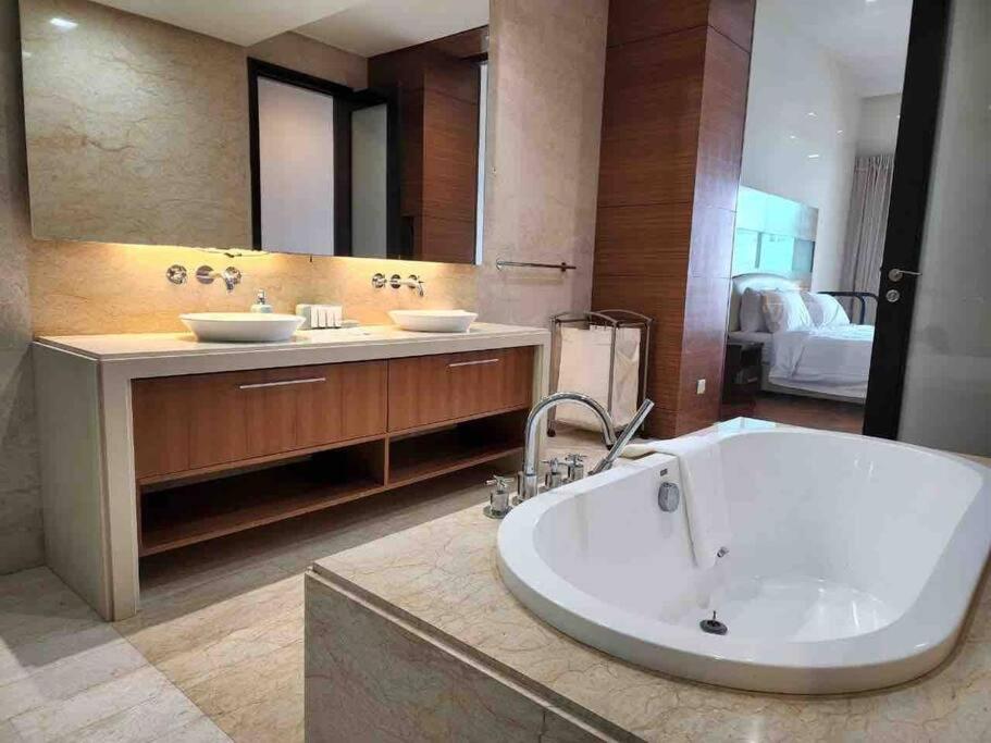 2 bedroom Suite with Sea View At Straits Quay
