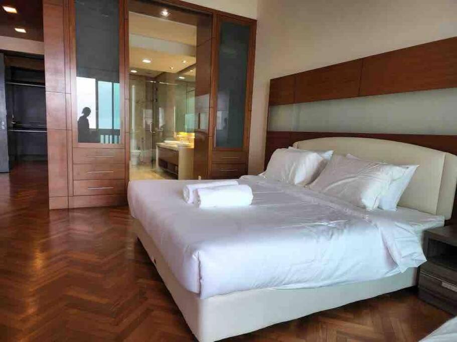 2 bedroom Suite with Sea View At Straits Quay