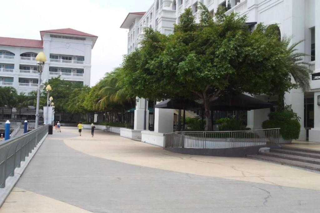 2 bedroom Suite with Sea View At Straits Quay