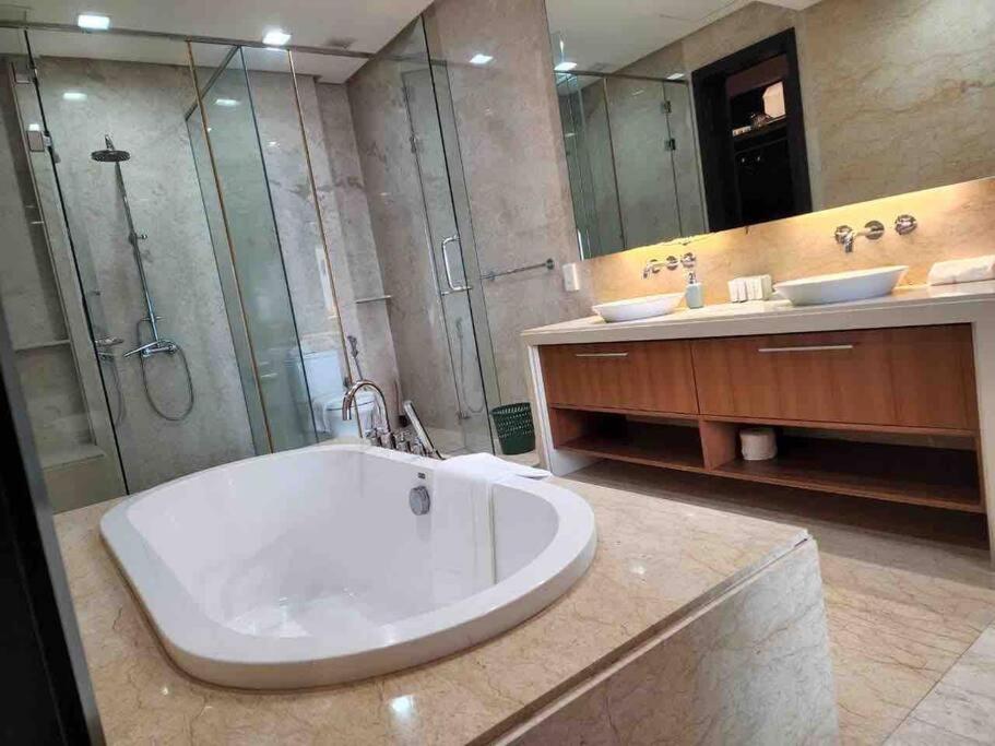 2 bedroom Suite with Sea View At Straits Quay