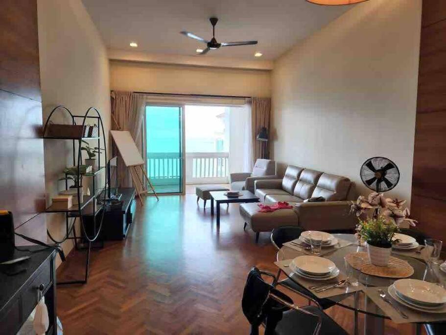 2 bedroom Suite with Sea View At Straits Quay