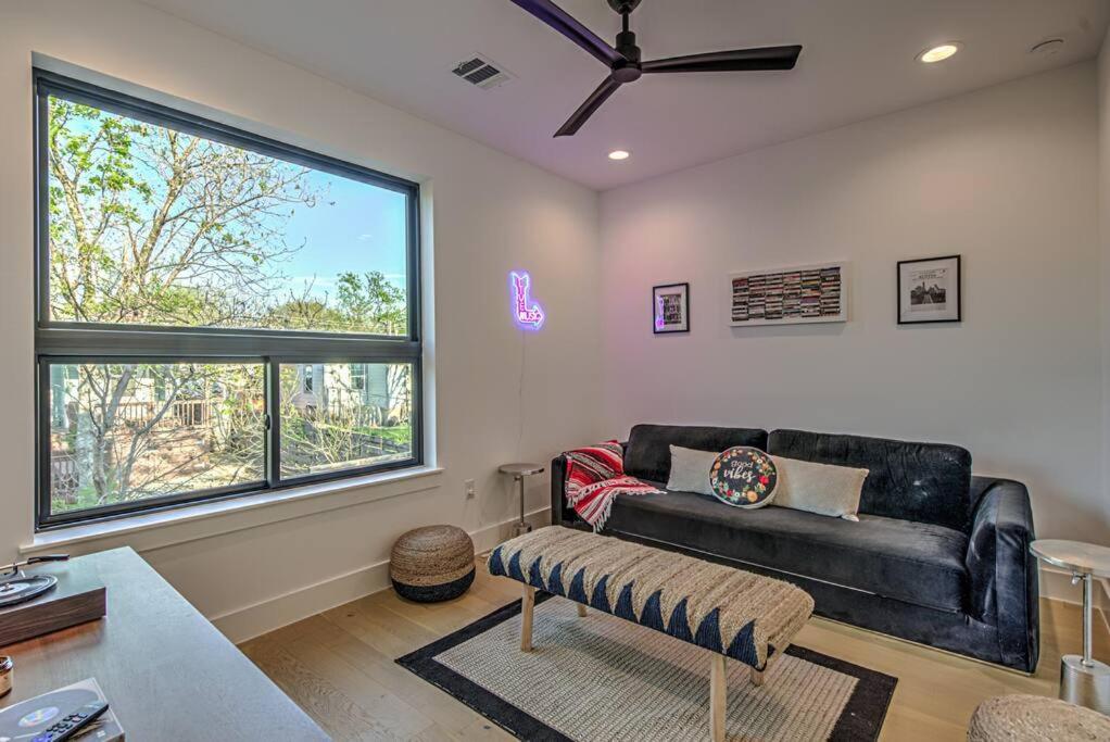 Stylish 4BR Home With Pool In DT Austin view 3