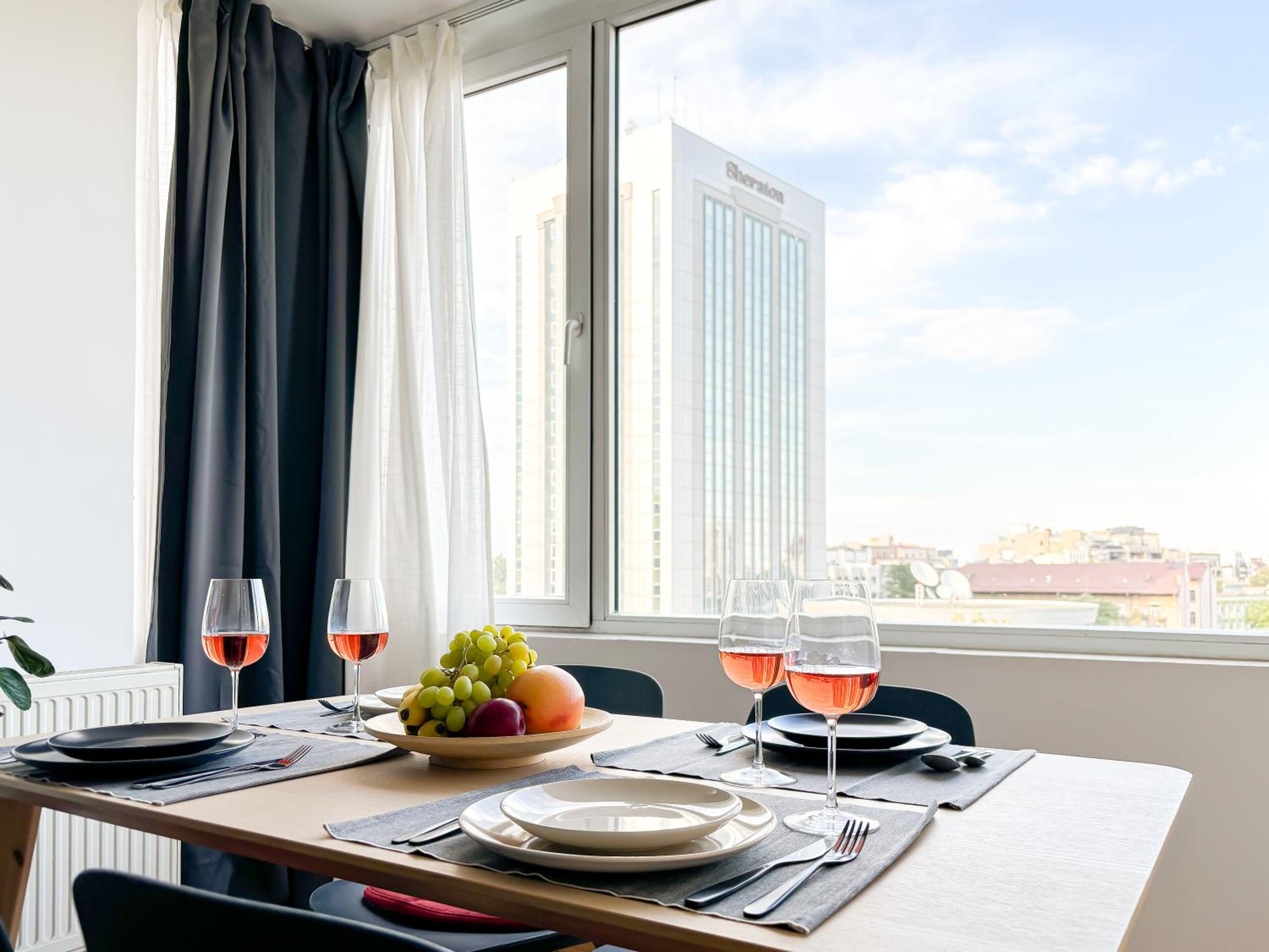 NEW Bright 2BR Flat Top Location Piata Romana view 4