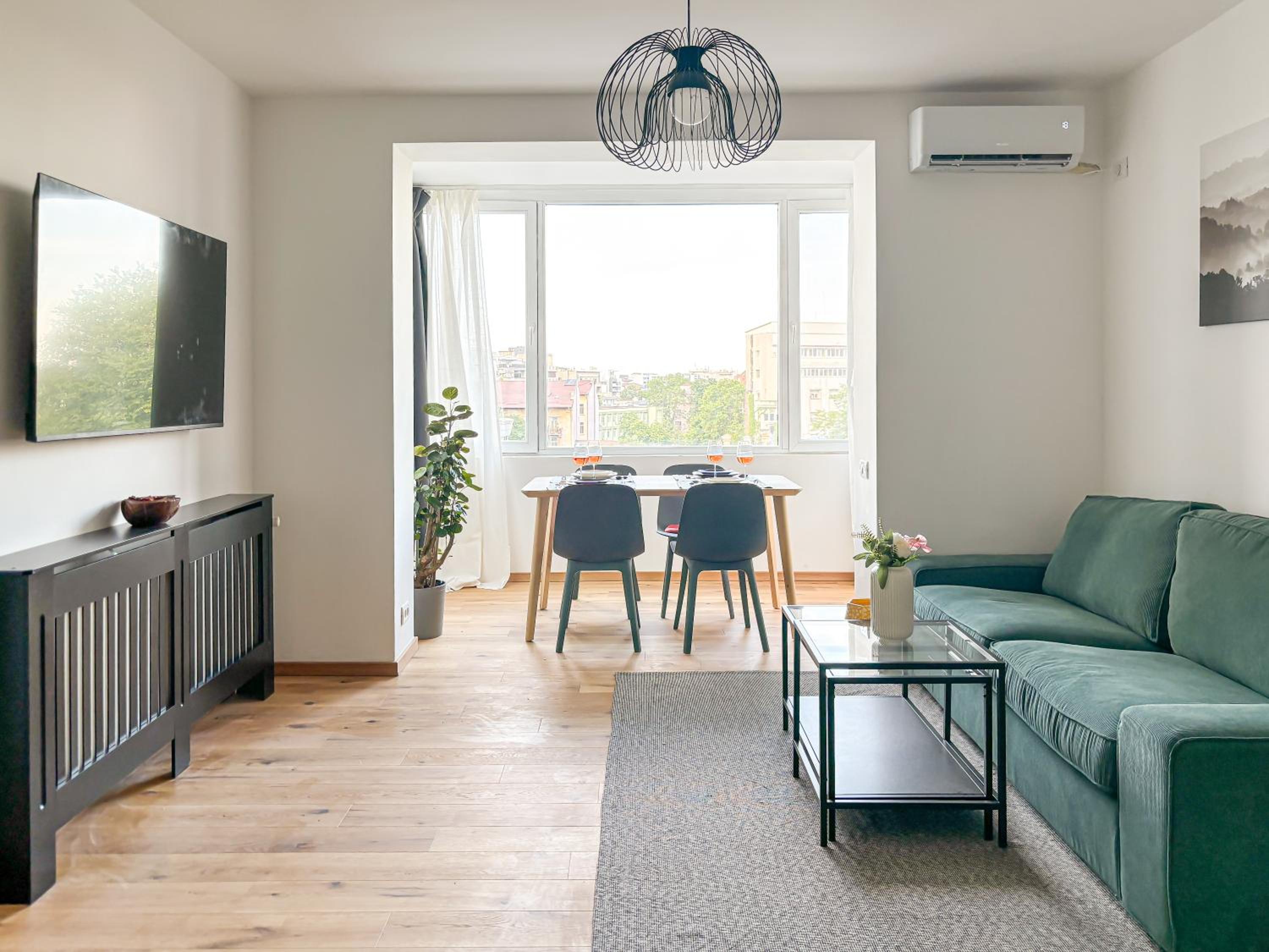 NEW Bright 2BR Flat Top Location Piata Romana view 5