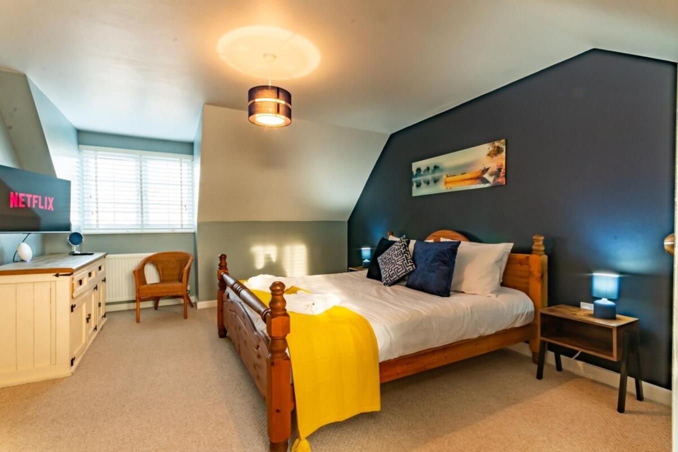 Stylish Coastal Home, Pets & Parking By Adliv view 3