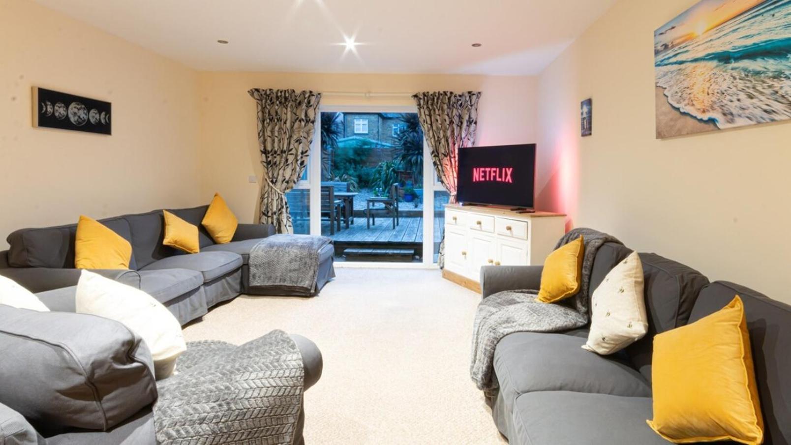 Stylish Coastal Home, Pets & Parking By Adliv view 2