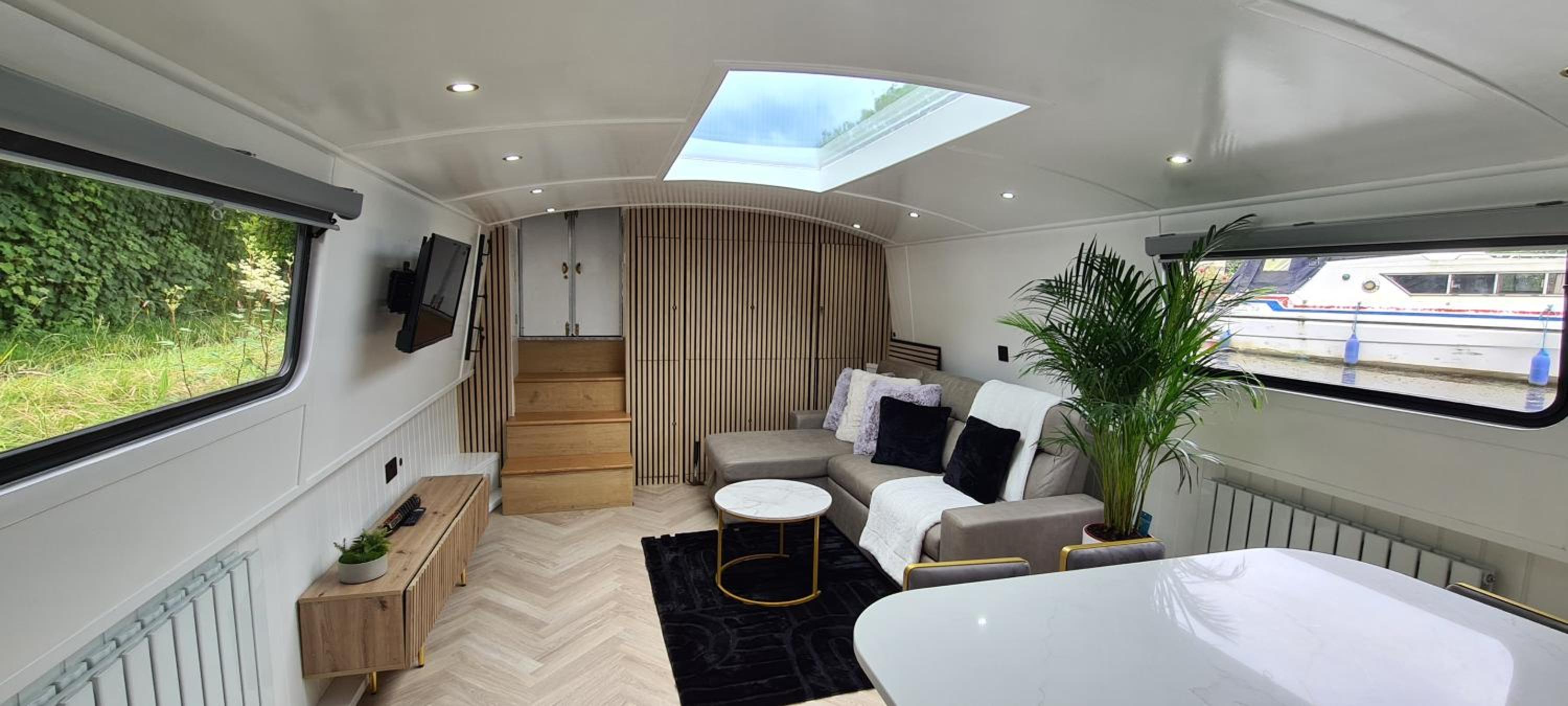 Luxury Boat Stay Liverpool sleeping 6 WiFi view 2