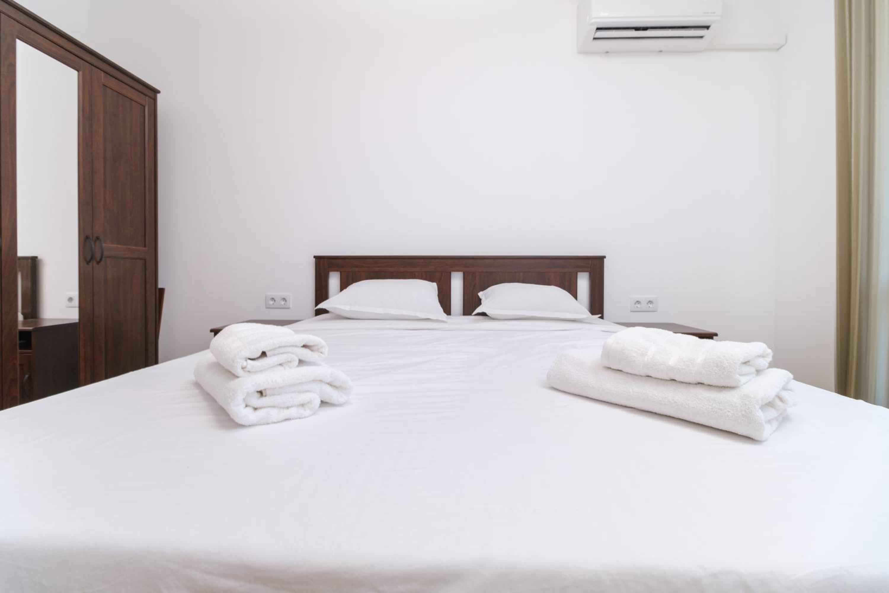 Modern 1-Bedroom Apartment with Free Parking