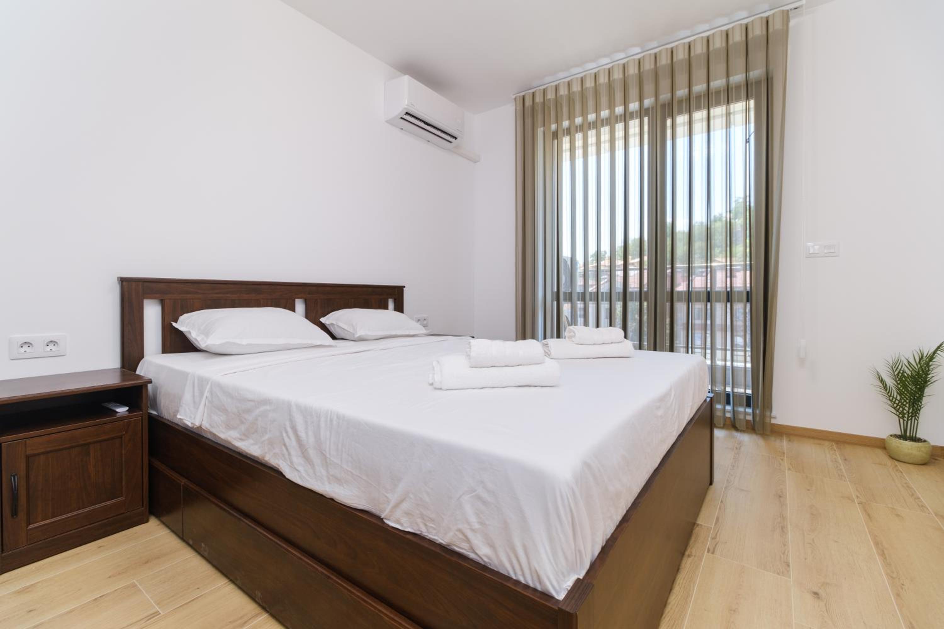 Modern 1-Bedroom Apartment with Free Parking