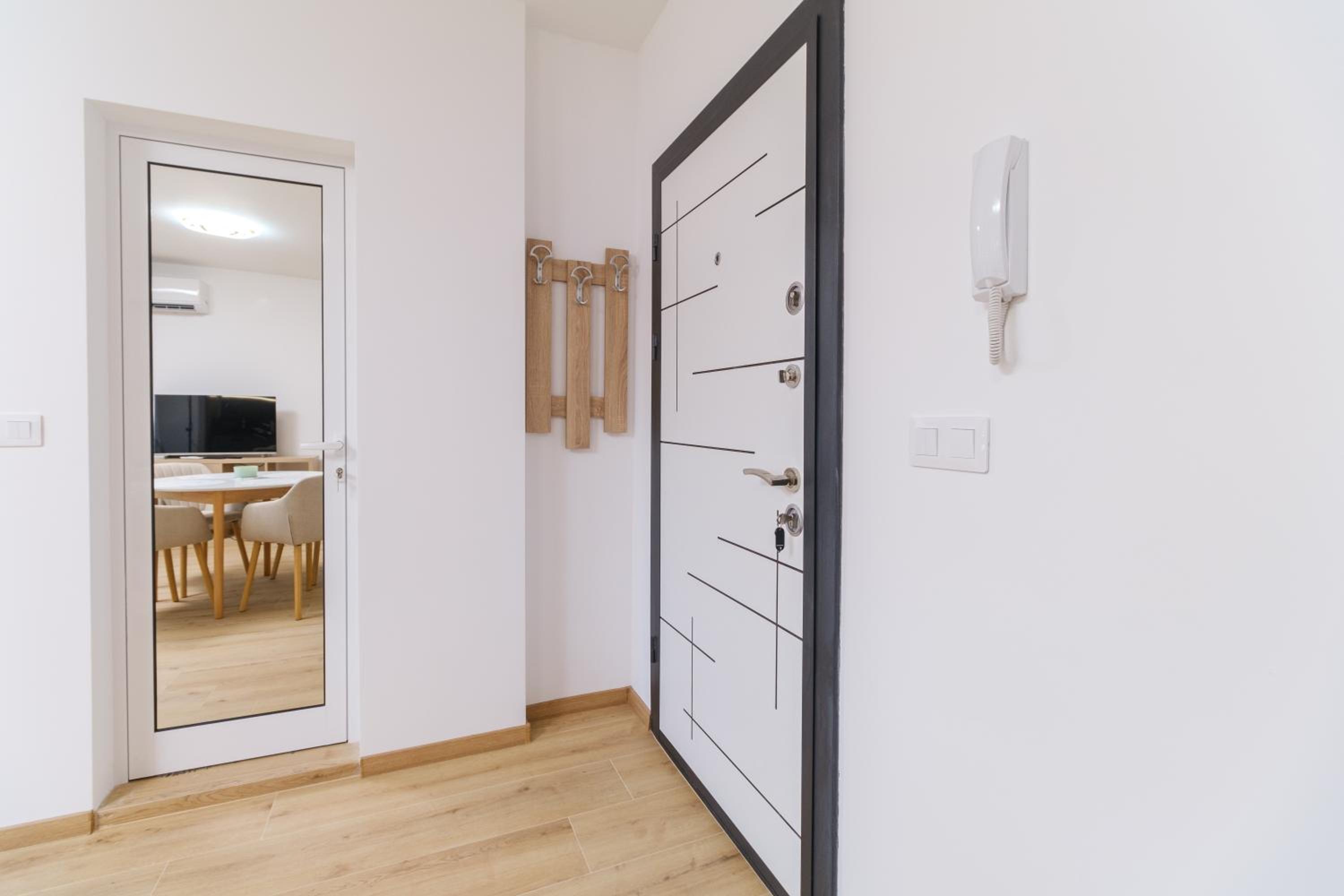Modern 1-Bedroom Apartment with Free Parking