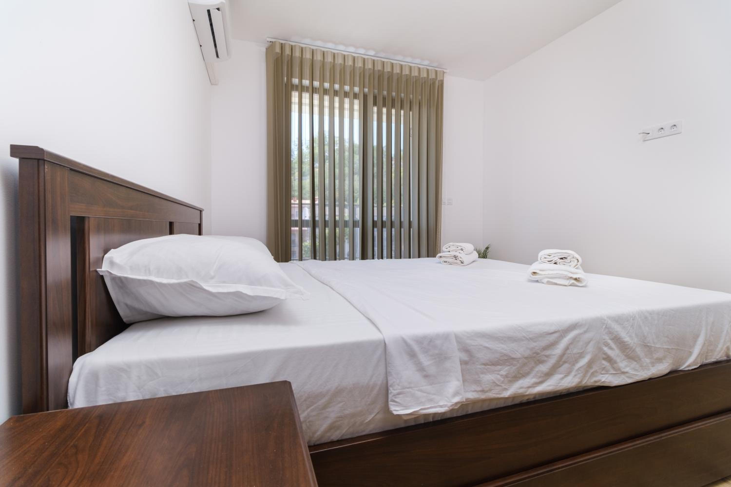 Modern 1-Bedroom Apartment with Free Parking