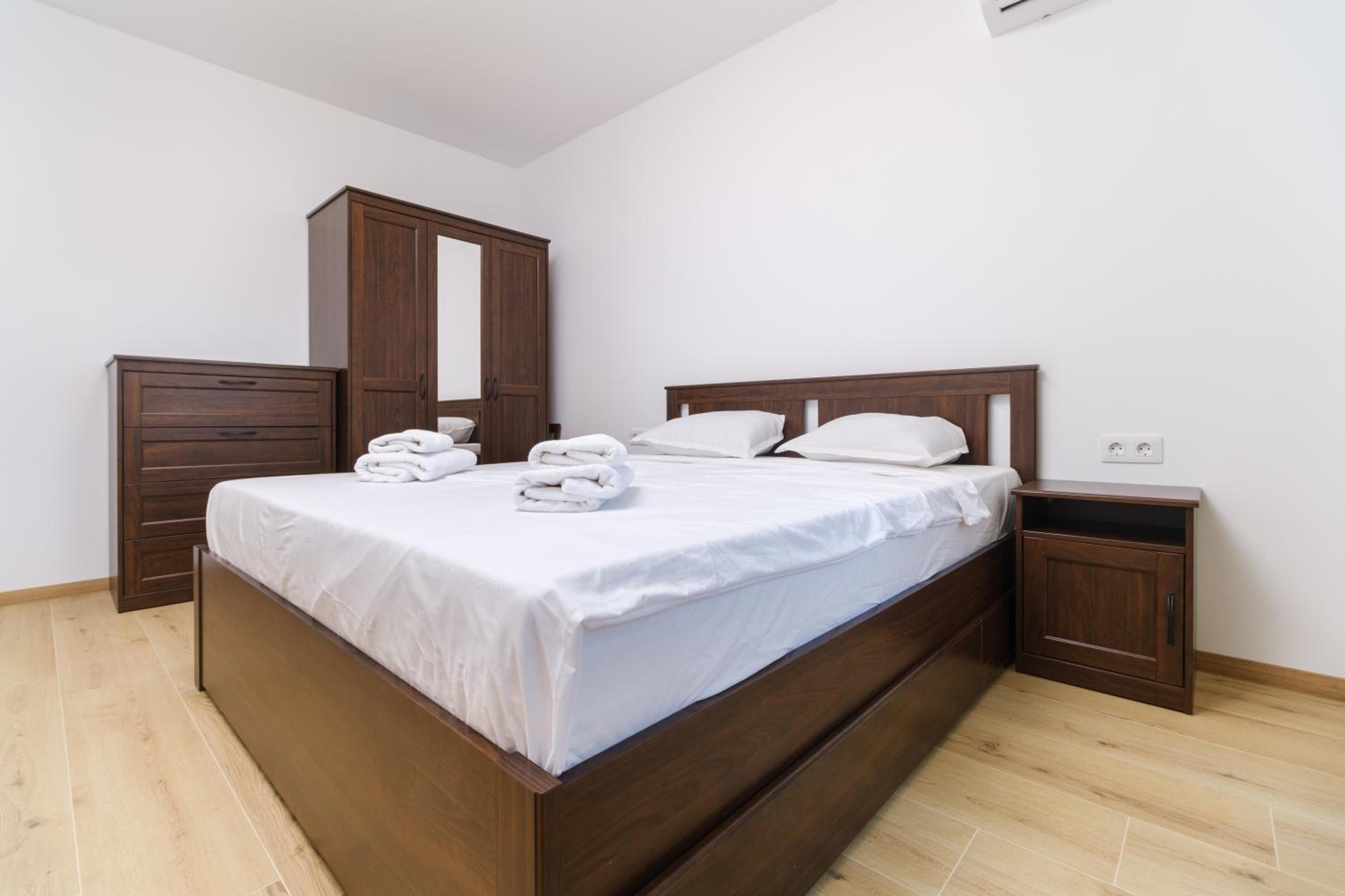 Modern 1-Bedroom Apartment with Free Parking