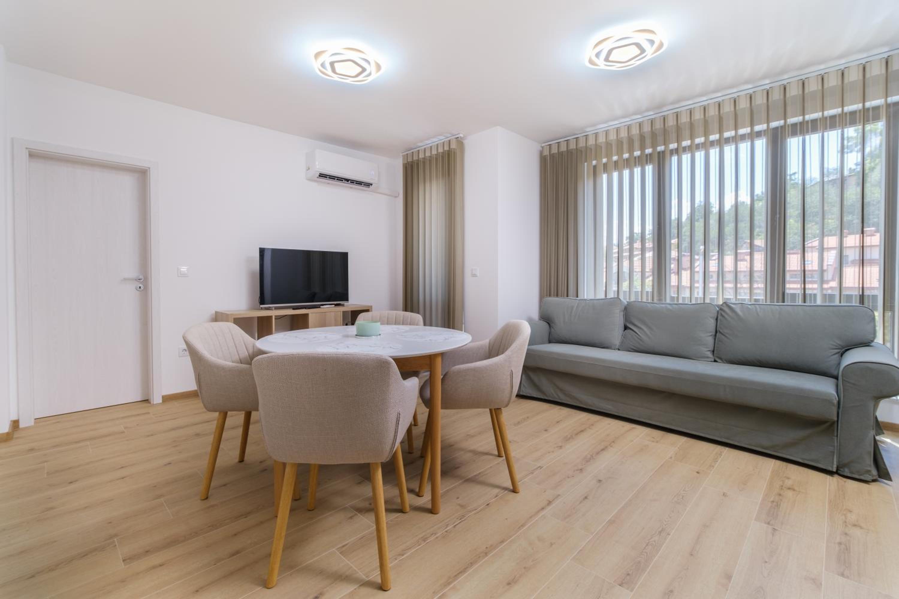 Modern 1-Bedroom Apartment with Free Parking