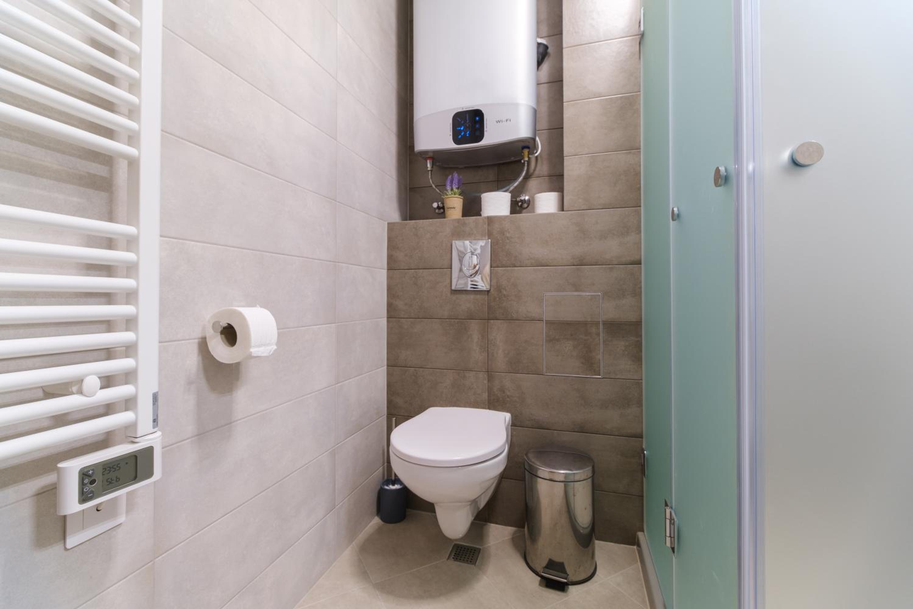 Modern 1-Bedroom Apartment with Free Parking