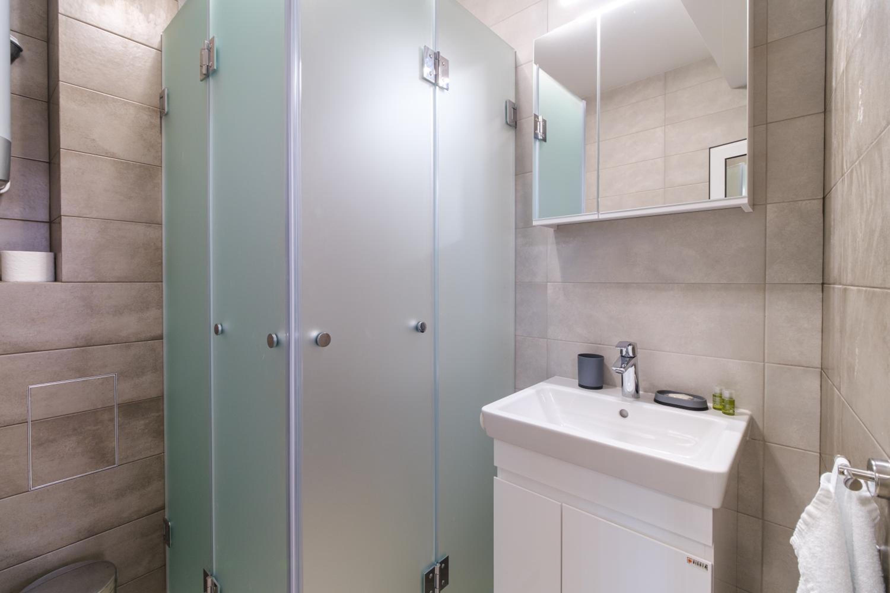 Modern 1-Bedroom Apartment with Free Parking