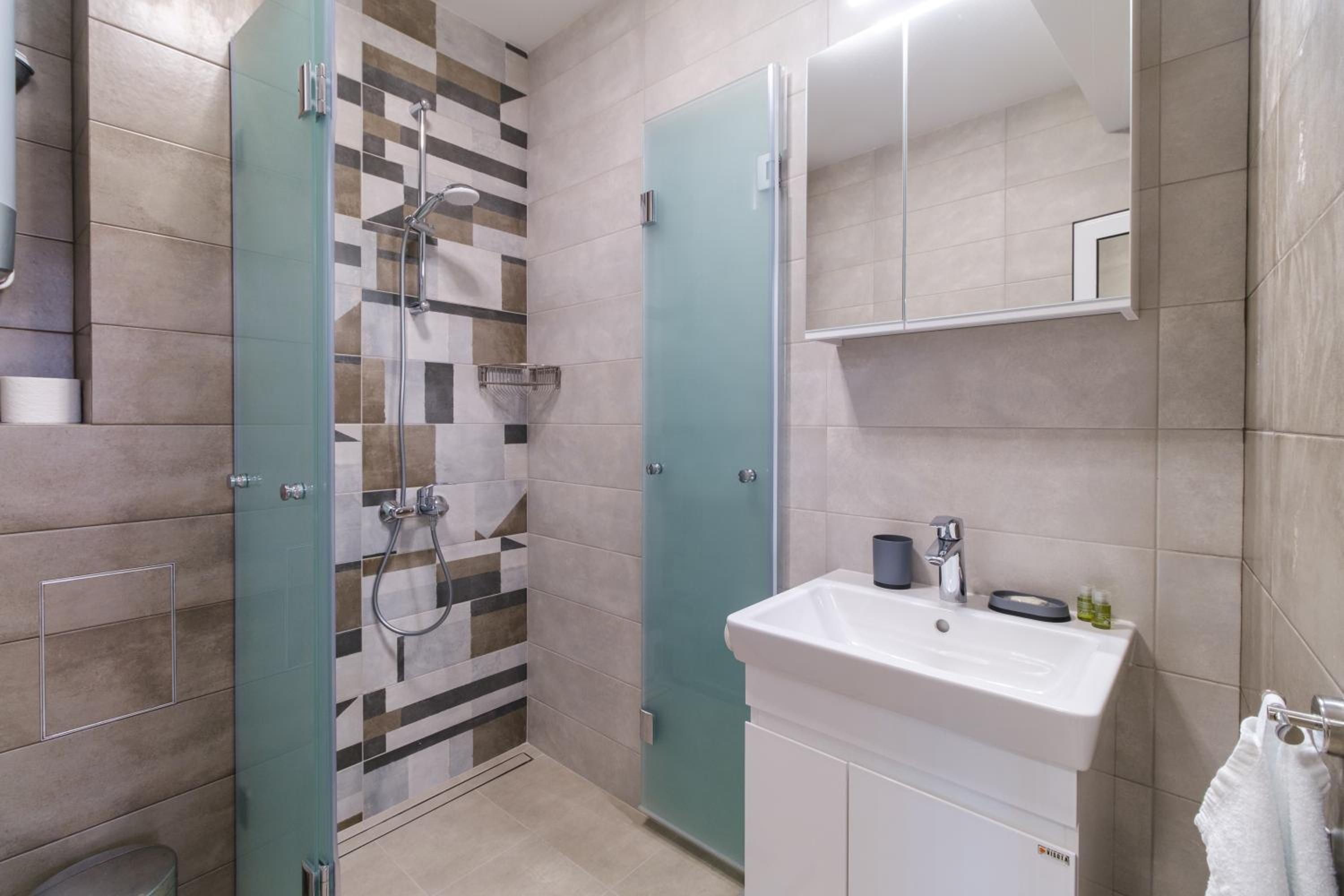 Modern 1-Bedroom Apartment with Free Parking