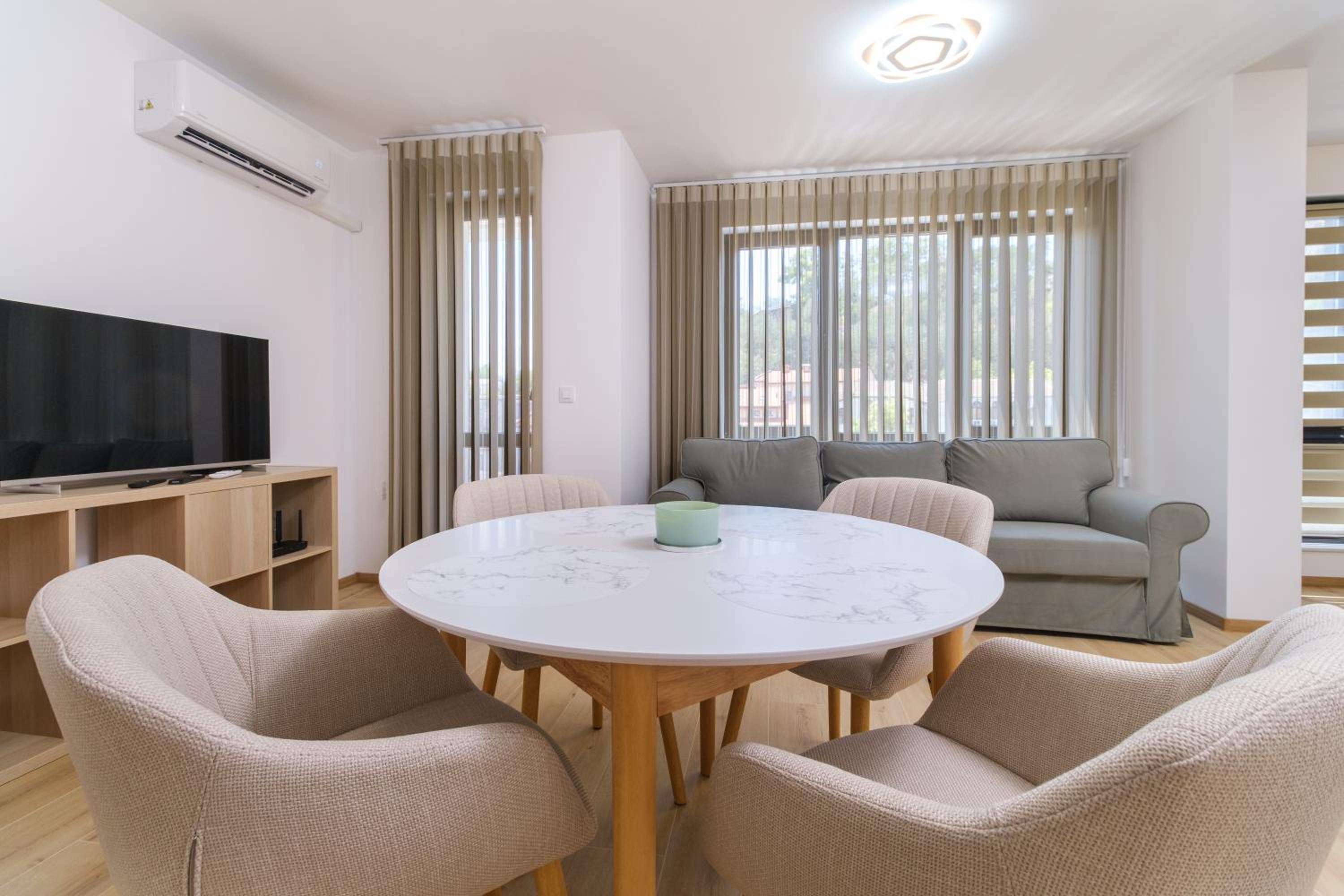 Modern 1-Bedroom Apartment with Free Parking