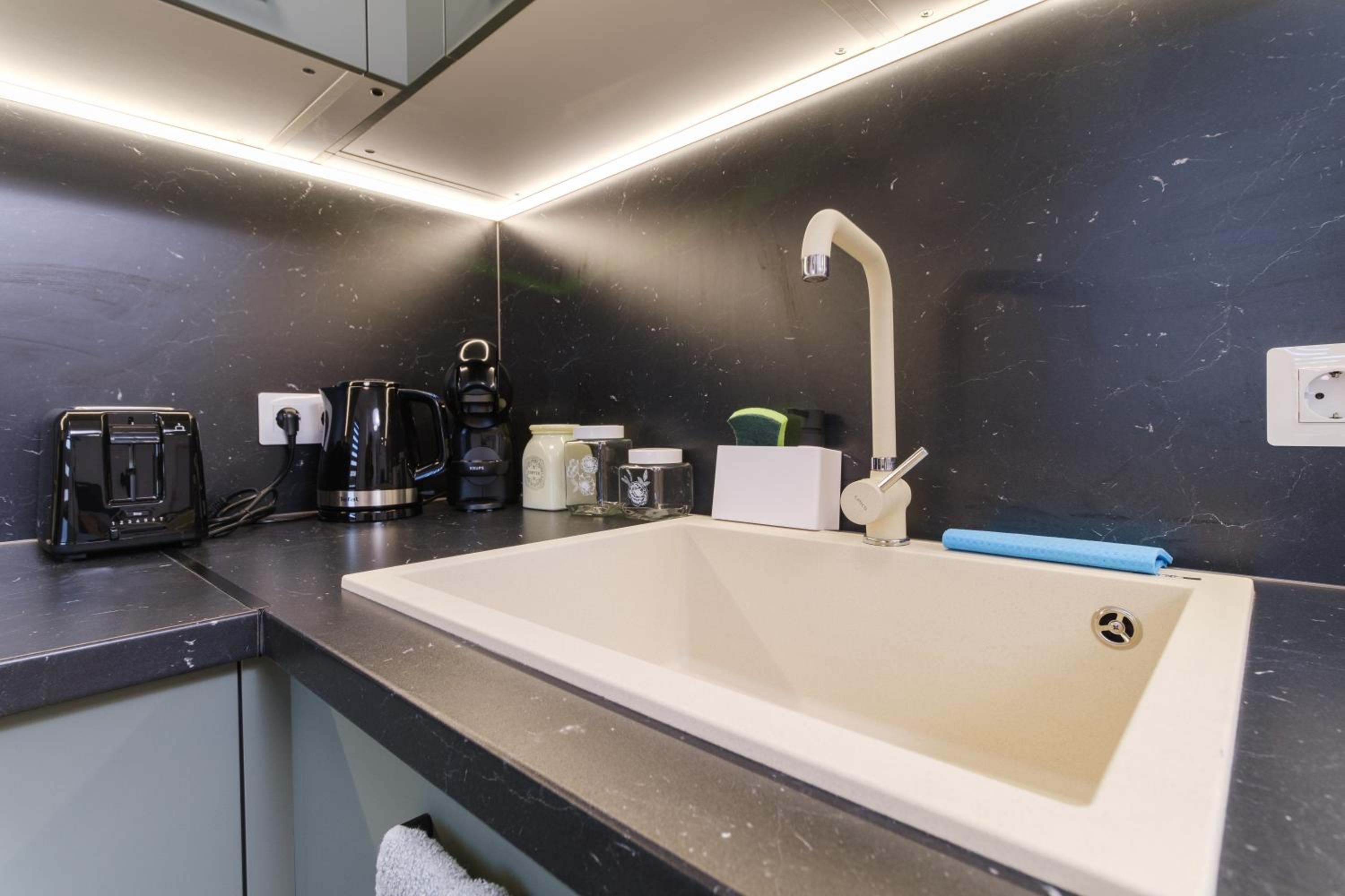 Modern 1-Bedroom Apartment with Free Parking
