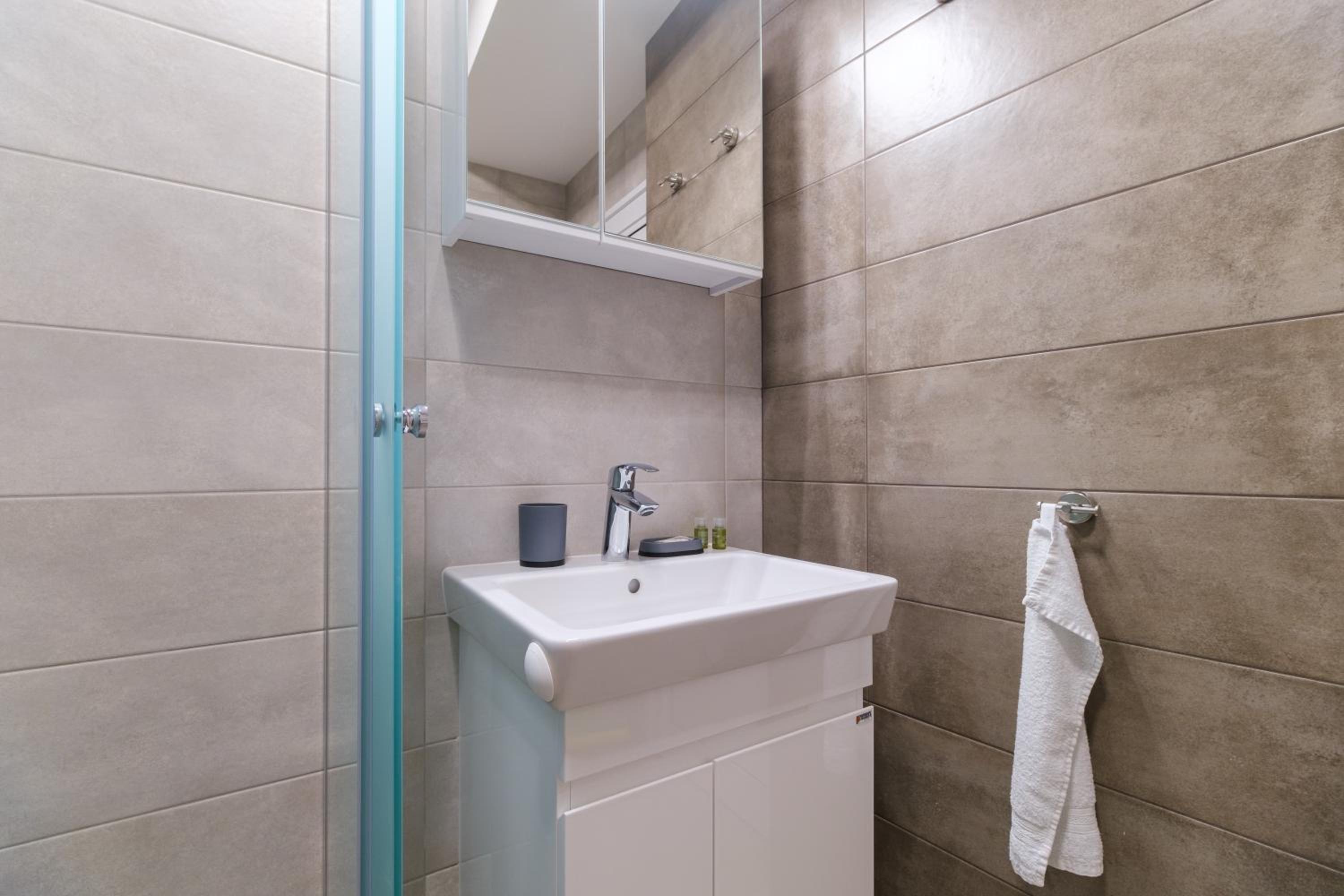 Modern 1-Bedroom Apartment with Free Parking