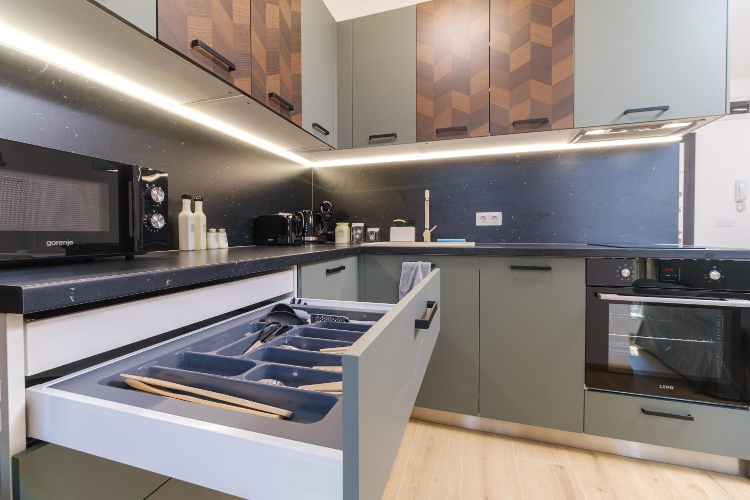 Modern 1-Bedroom Apartment with Free Parking