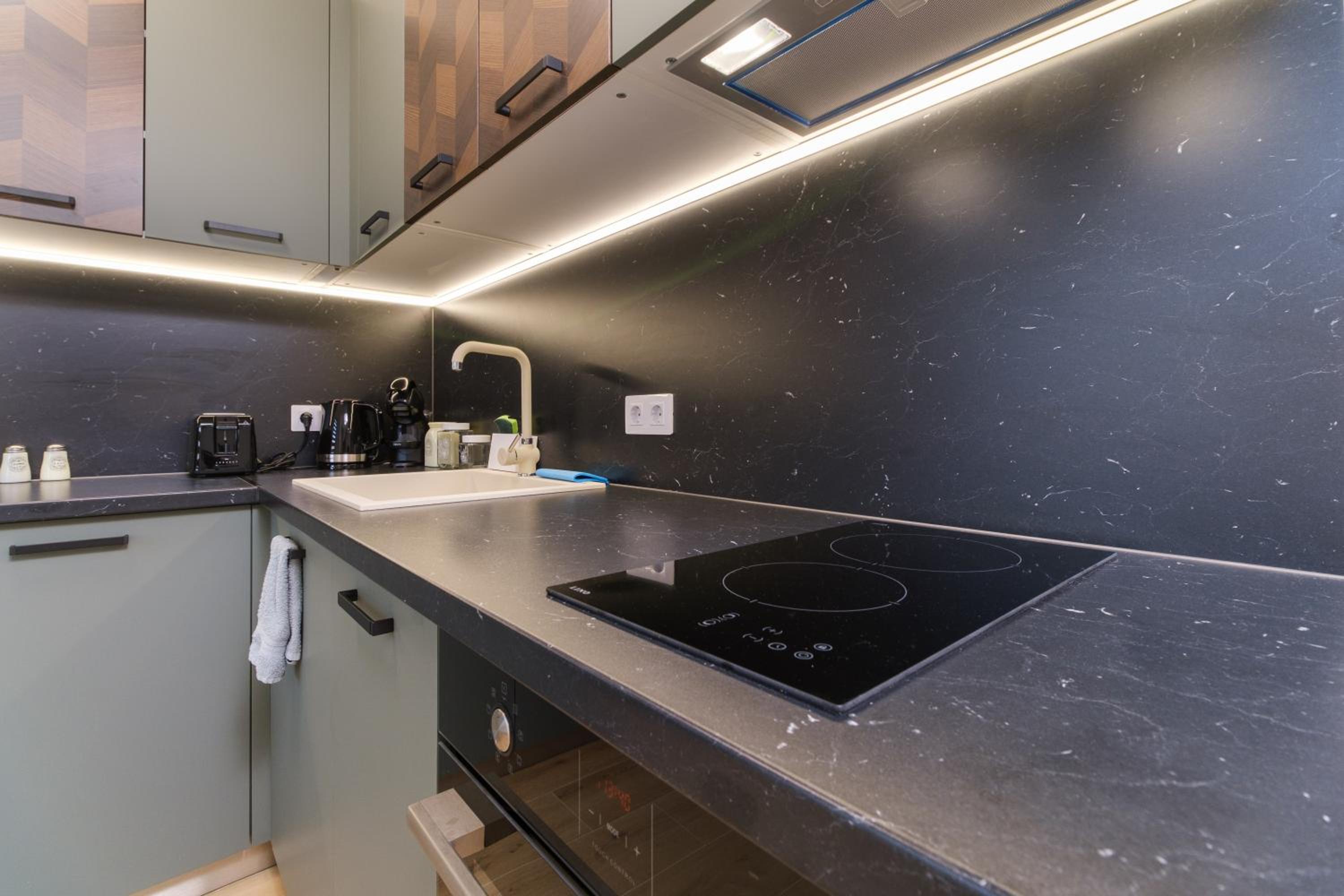 Modern 1-Bedroom Apartment with Free Parking