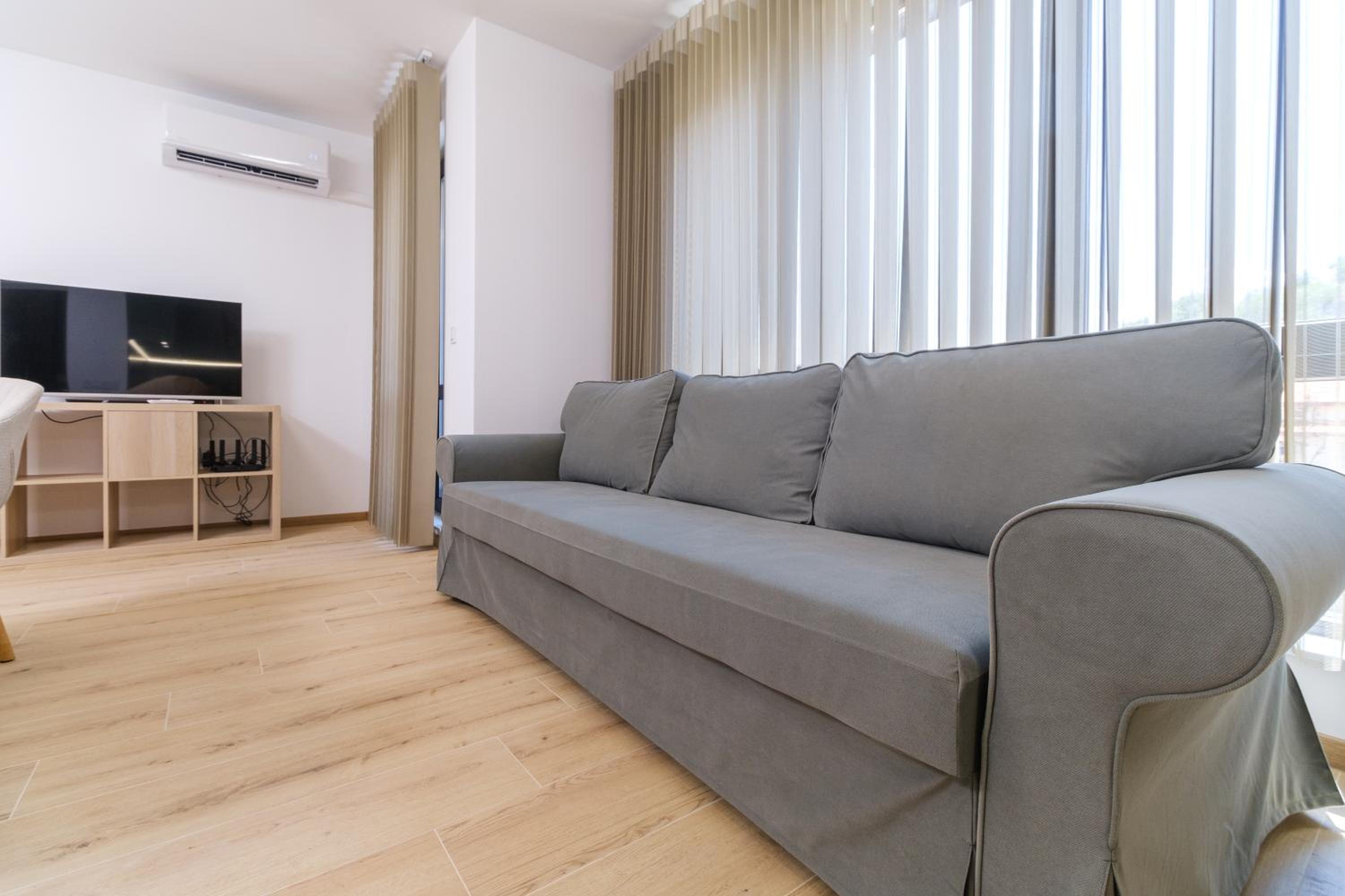 Modern 1-Bedroom Apartment with Free Parking