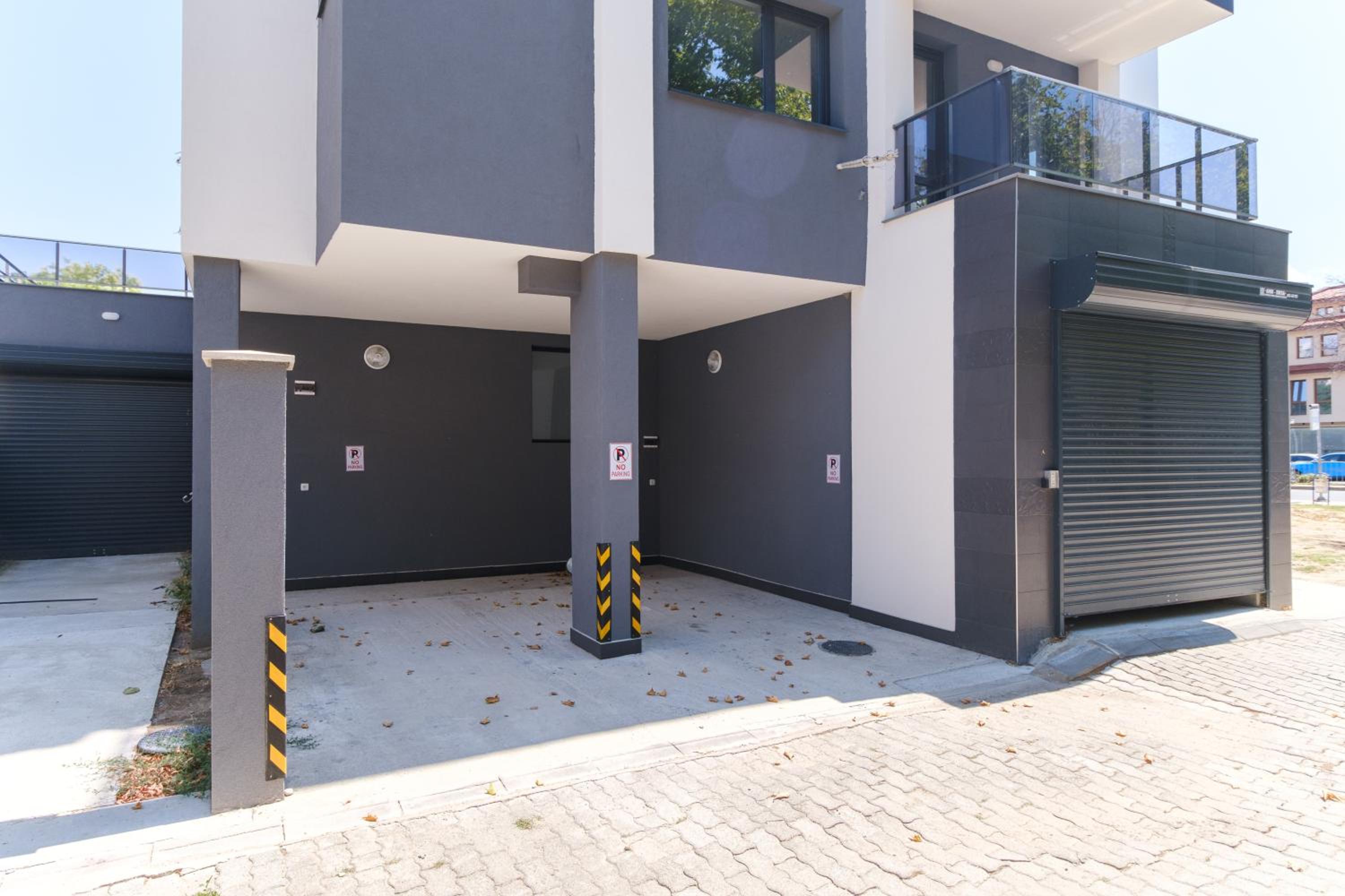Modern 1-Bedroom Apartment with Free Parking