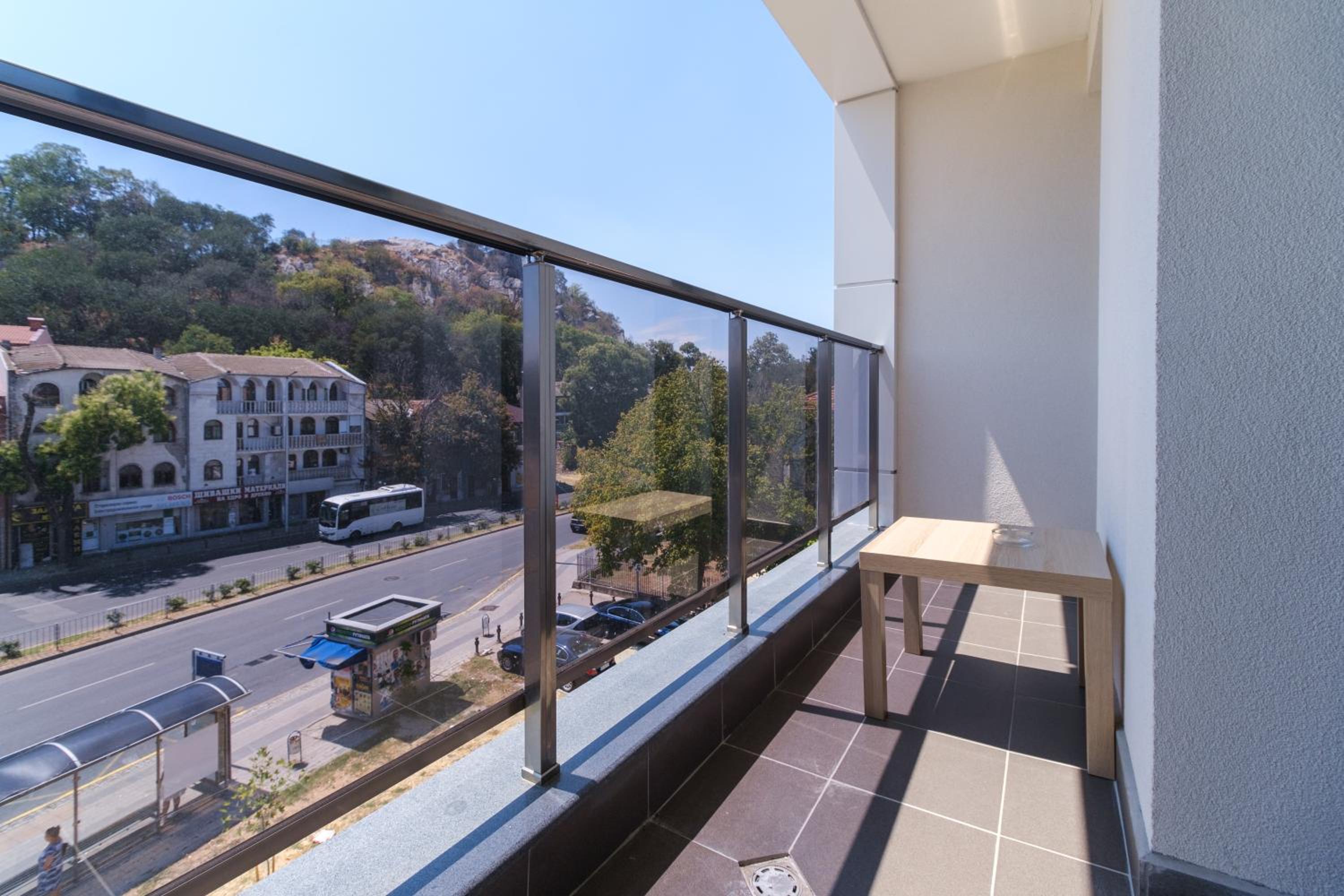 Modern 1-Bedroom Apartment with Free Parking