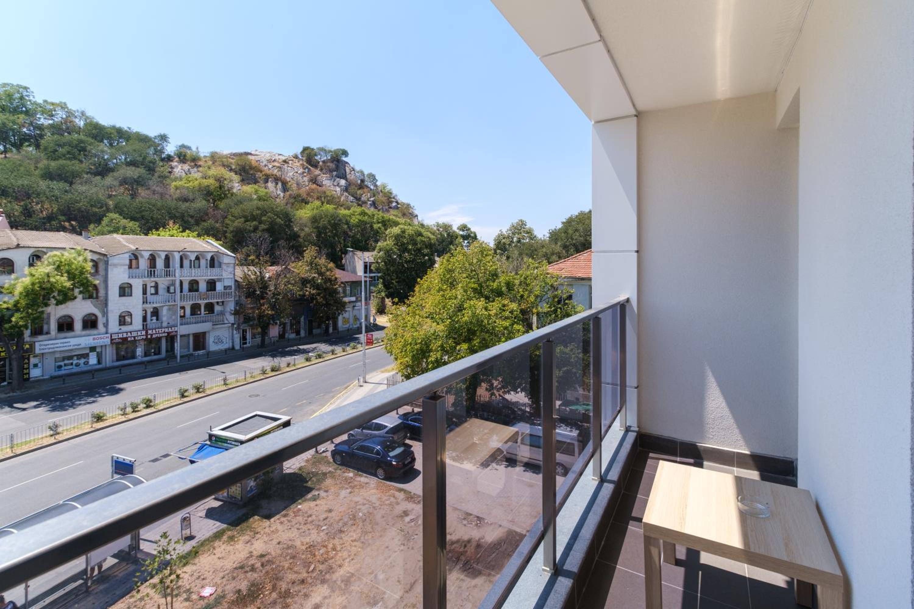 Modern 1-Bedroom Apartment with Free Parking