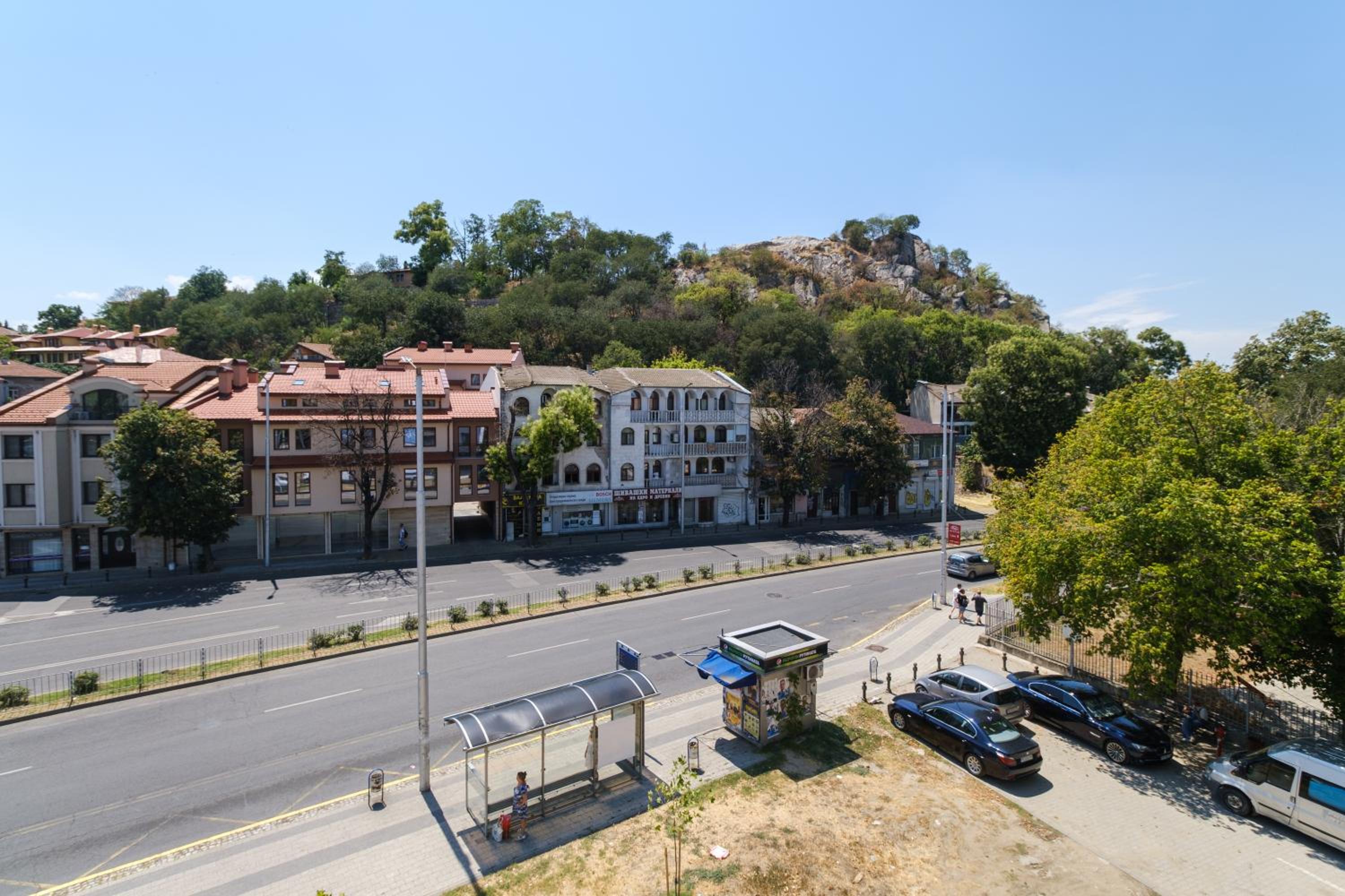 Modern 1-Bedroom Apartment with Free Parking