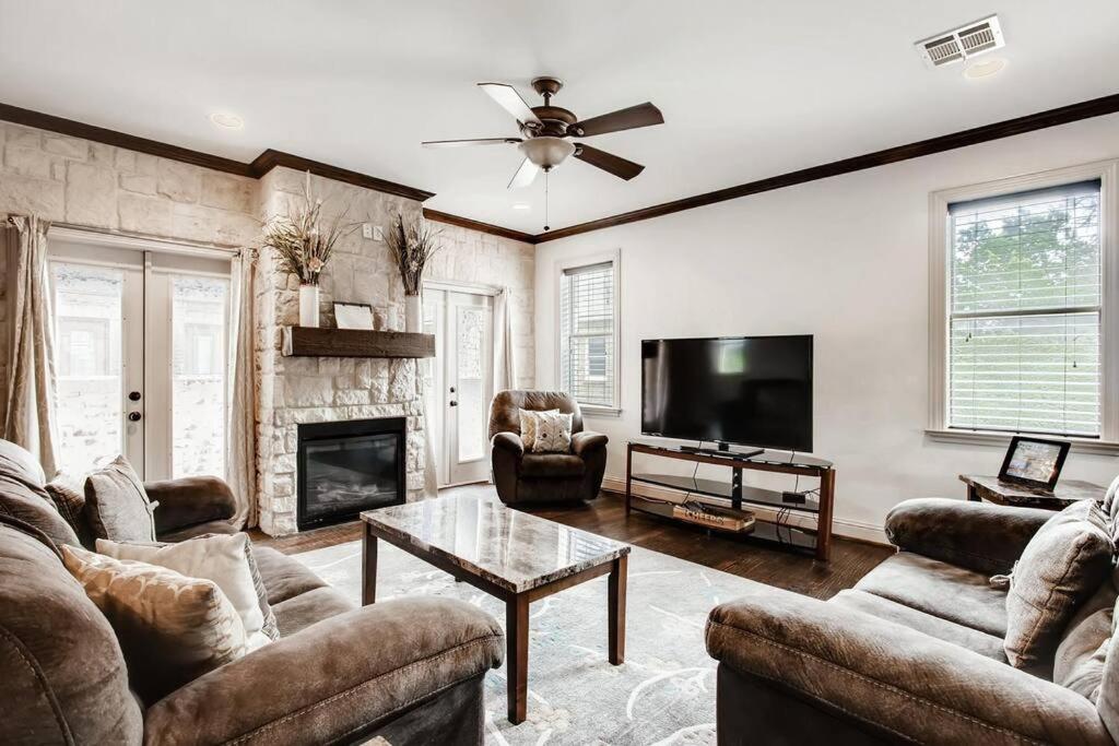 Business Friendly 3 Story Duplex Mins To Bars and Shops view 3