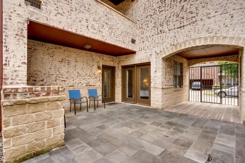 Business Friendly 3 Story Duplex Mins To Bars and Shops view 5