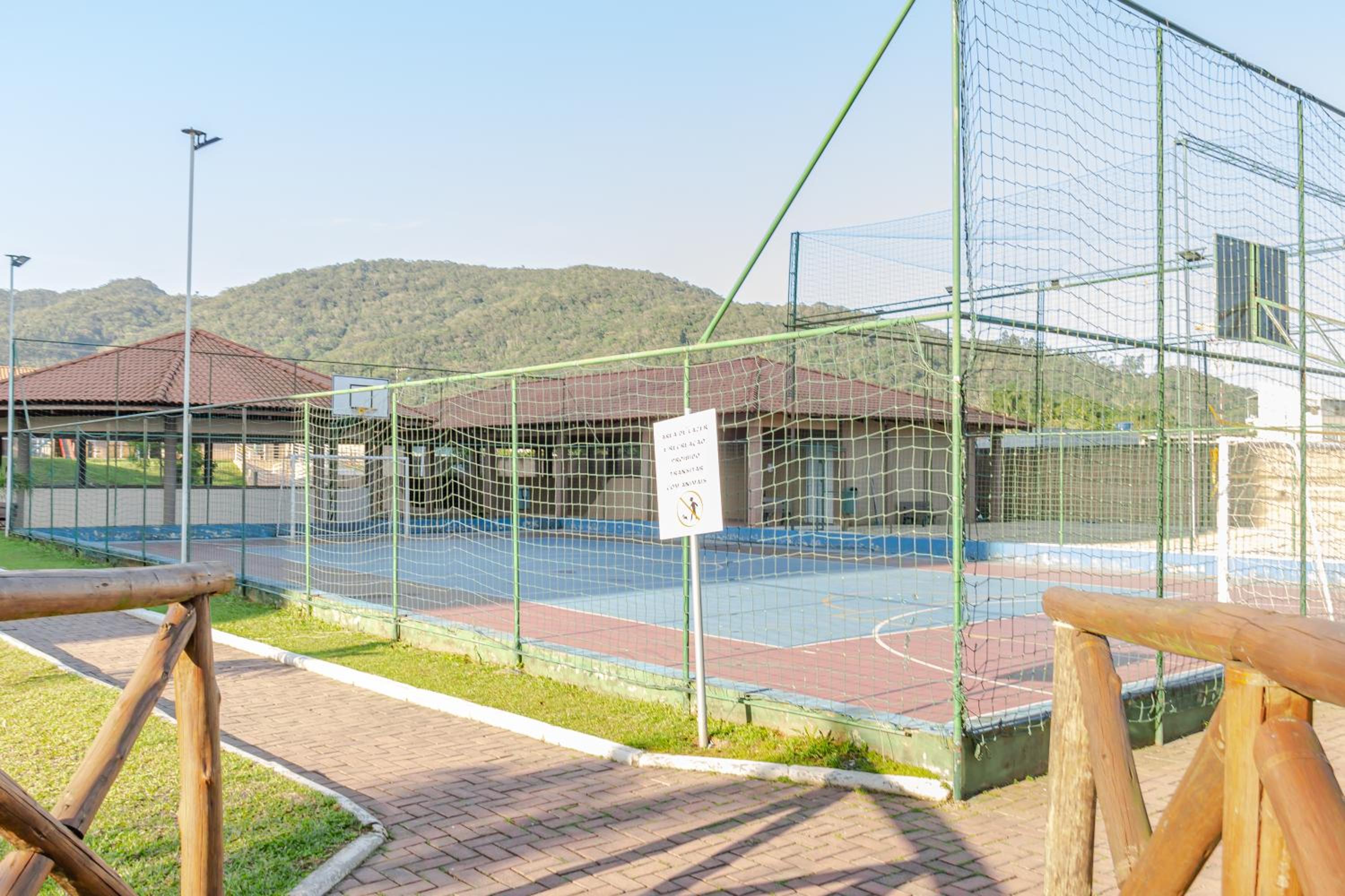 Vista Atlântico: Cond. Arborizado em Itapema P1474