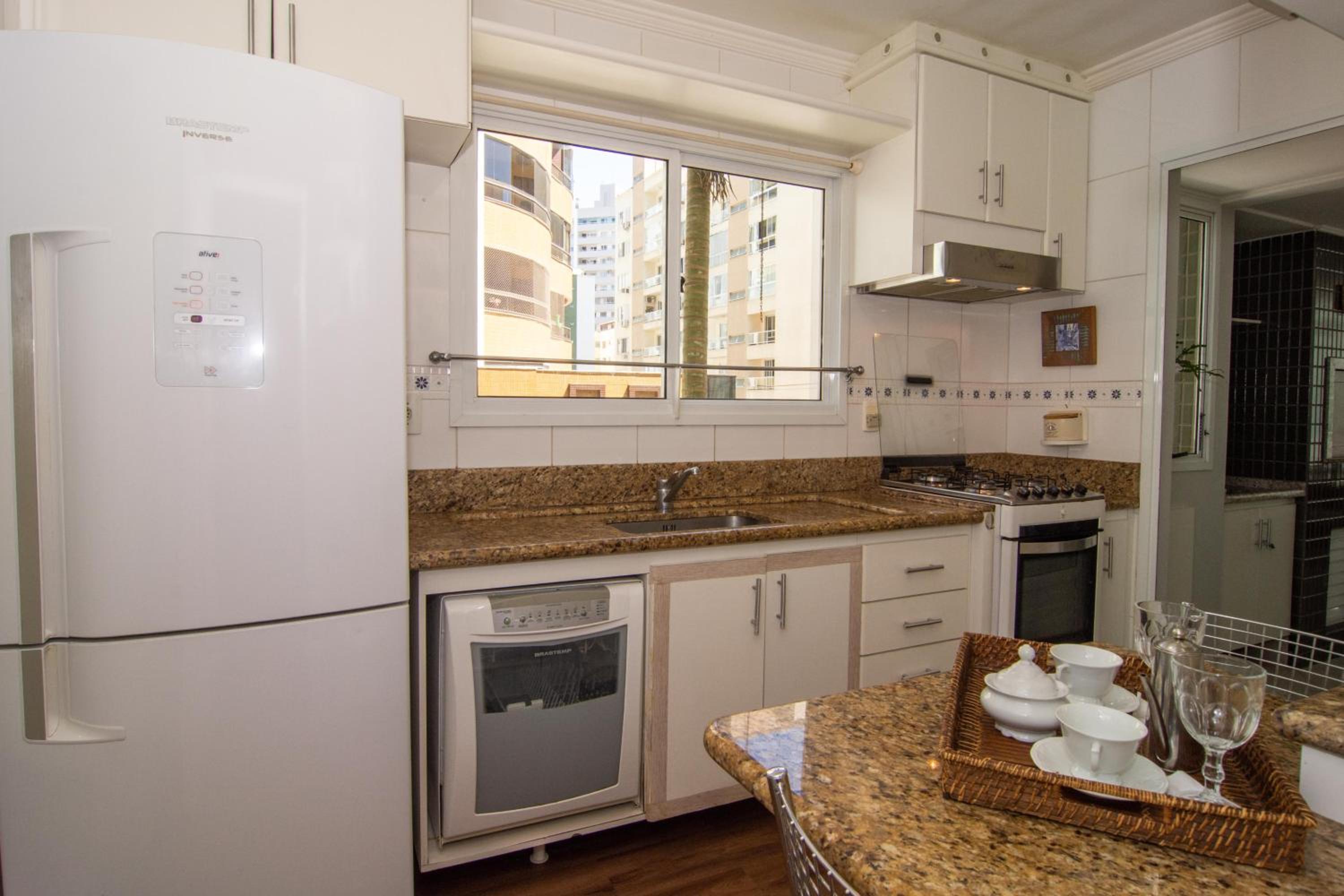 Elegância Clássica 100m da Praia na Rua 3700 P1397