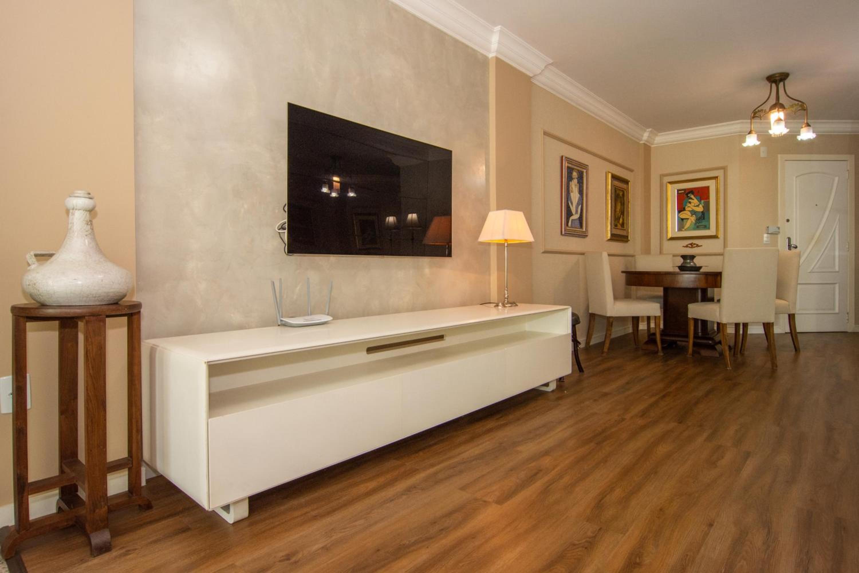 Elegância Clássica 100m da Praia na Rua 3700 P1397