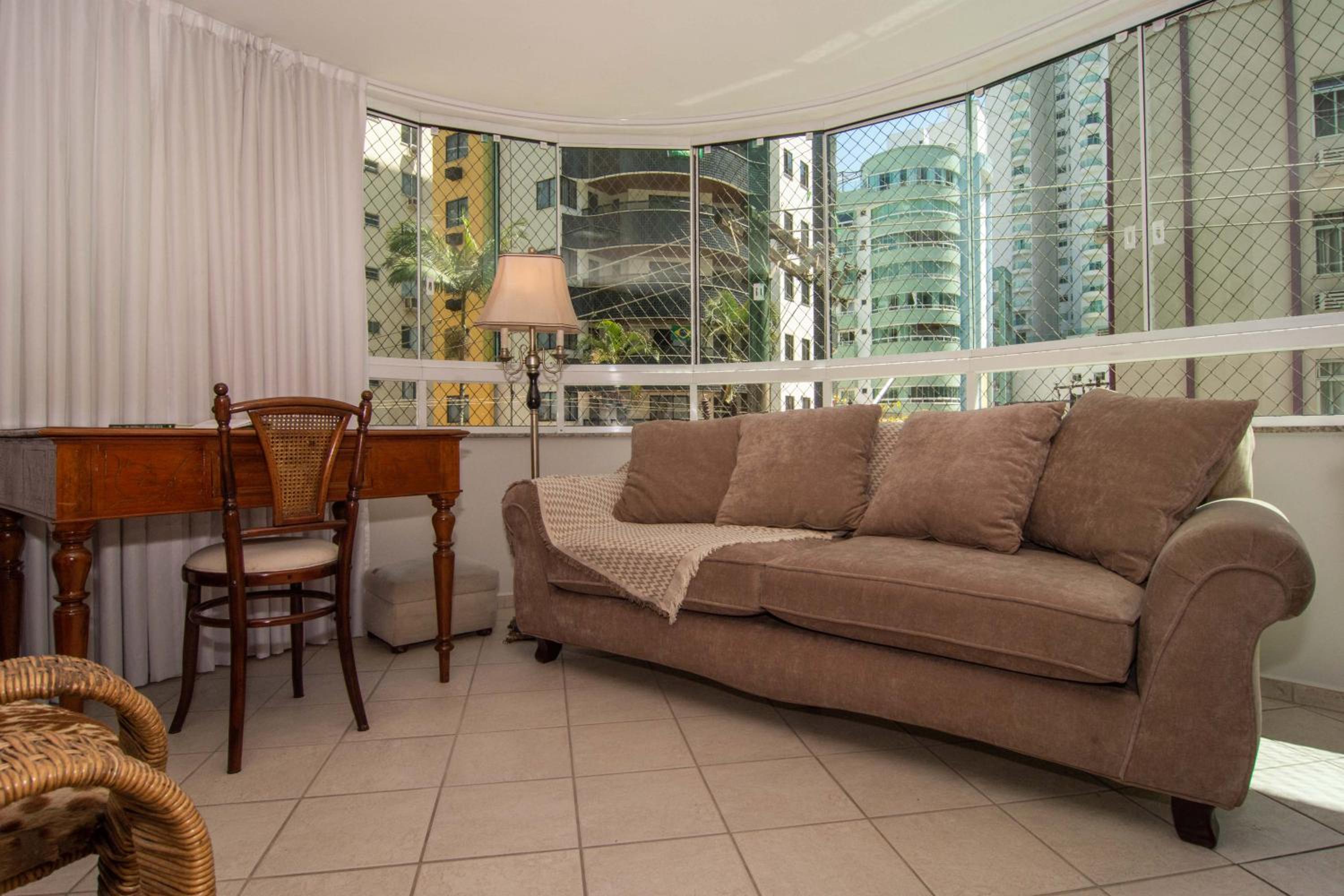 Elegância Clássica 100m da Praia na Rua 3700 P1397