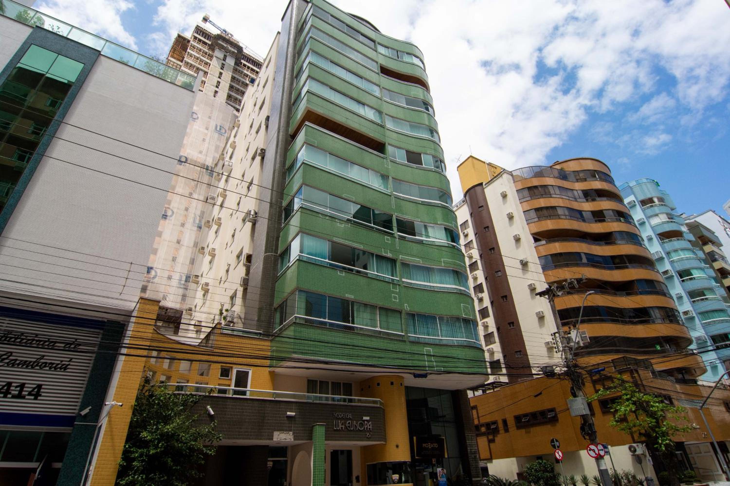 Elegância Clássica 100m da Praia na Rua 3700 P1397