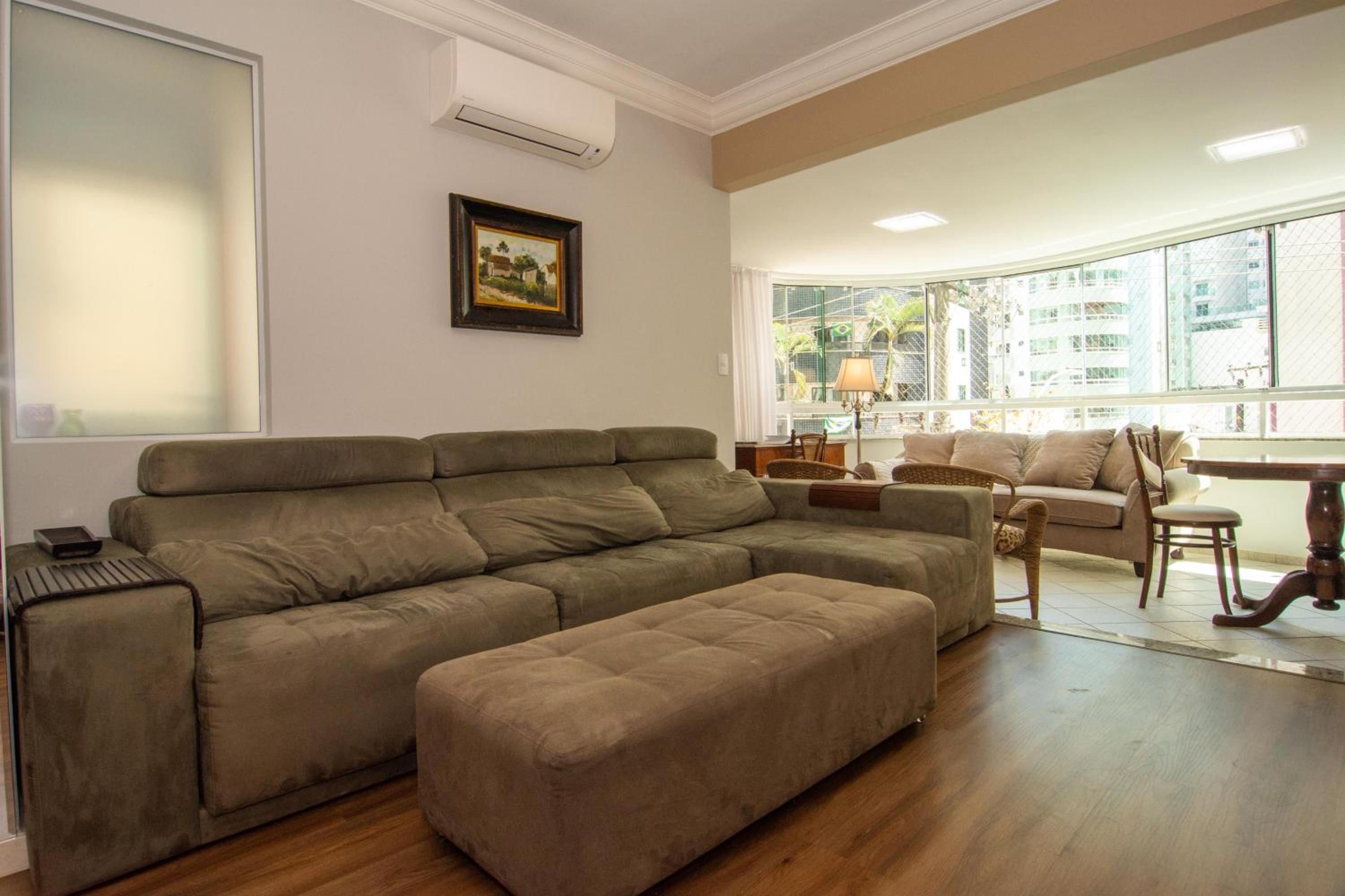 Elegância Clássica 100m da Praia na Rua 3700 P1397