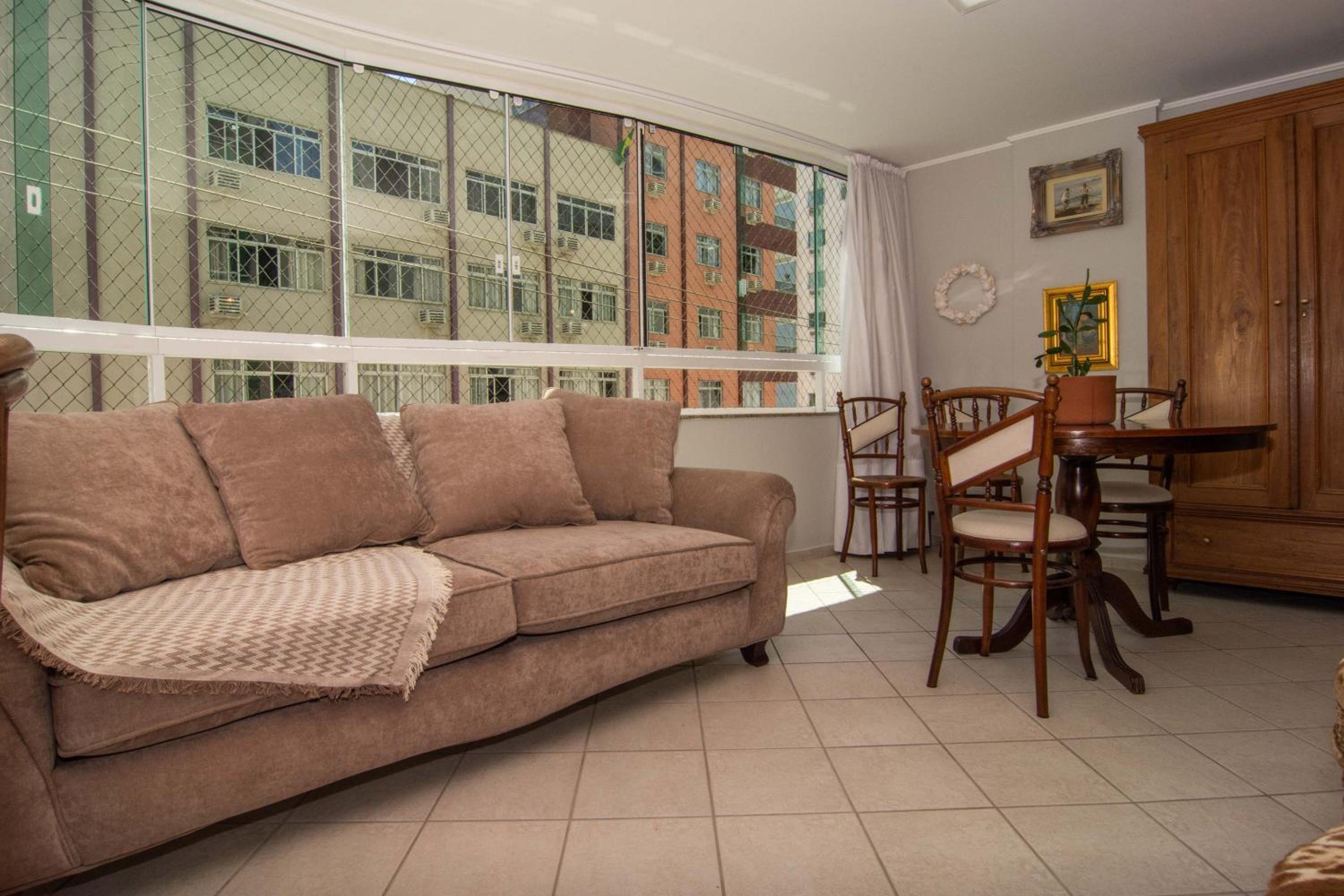 Elegância Clássica 100m da Praia na Rua 3700 P1397