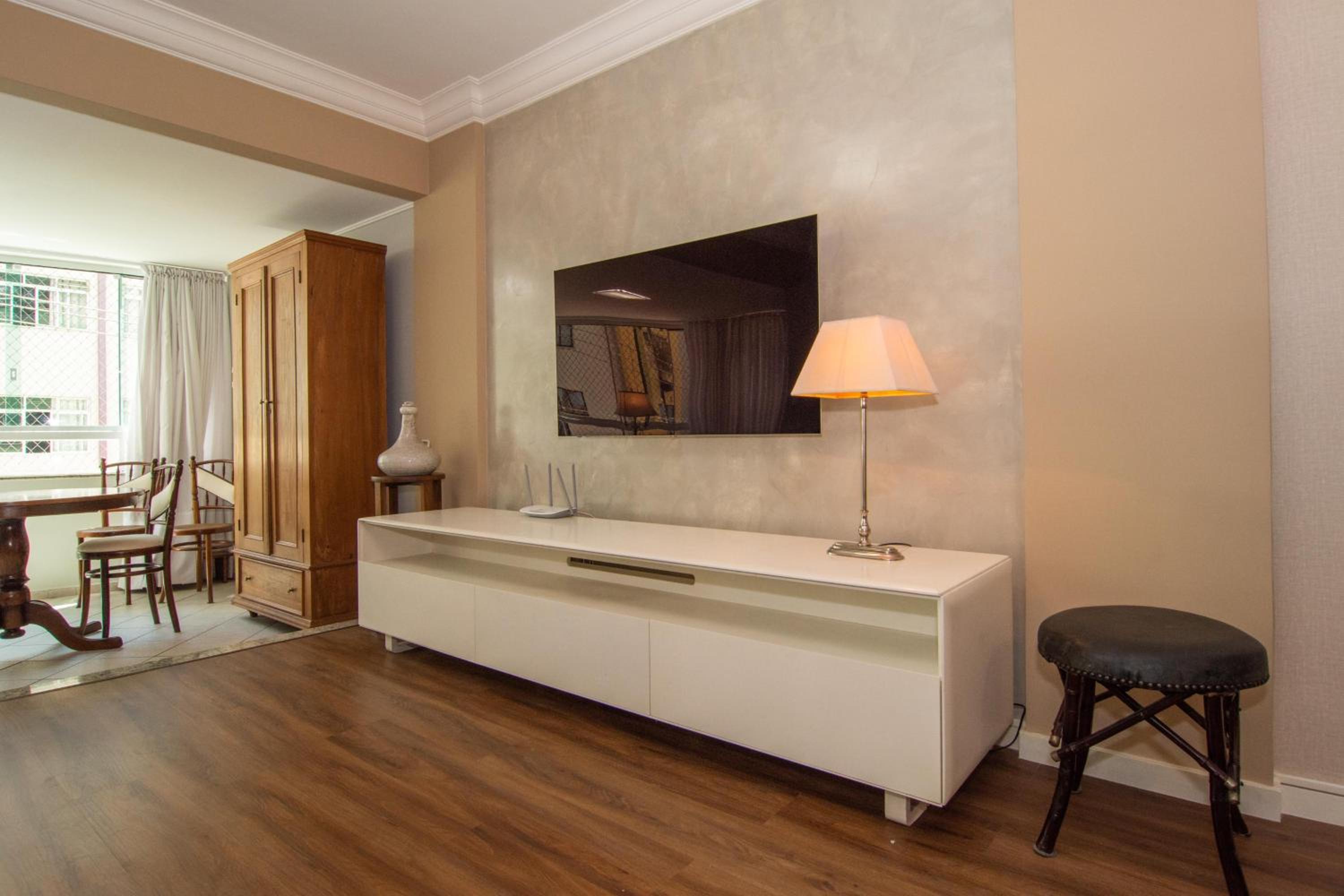 Elegância Clássica 100m da Praia na Rua 3700 P1397