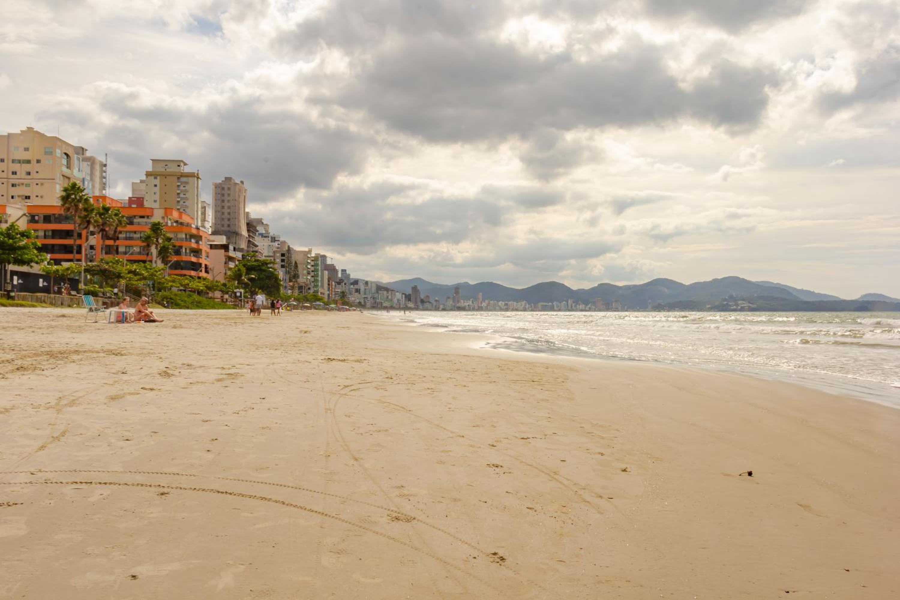 Apto para 6 com vista do mar em Meia Praia P2618