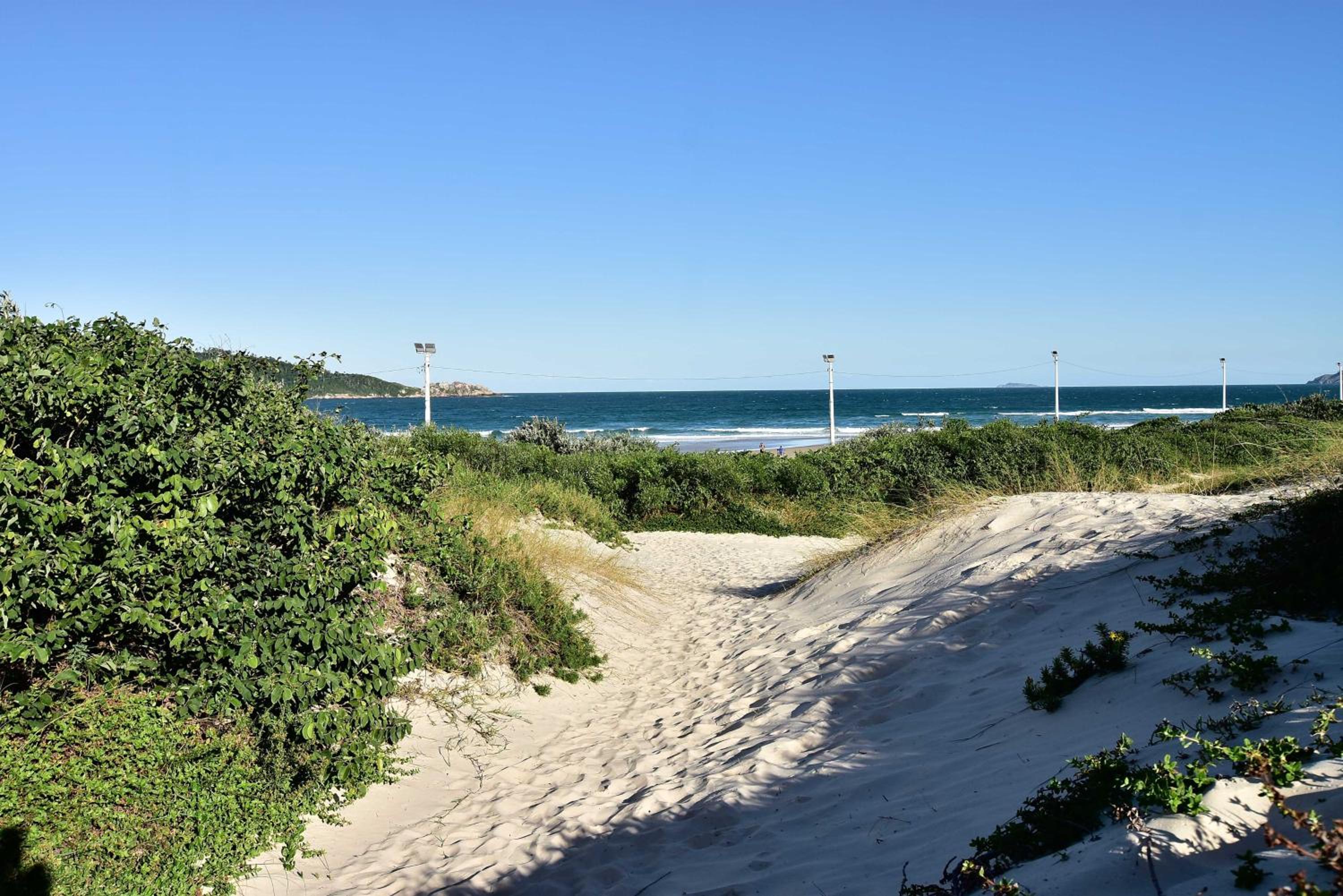 Apto em Condomínio Pé na Areia no Campeche P2519