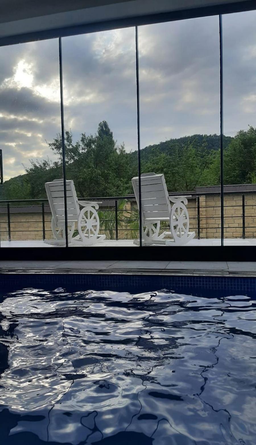 İndoor Hot Pool Mountain View Chalet