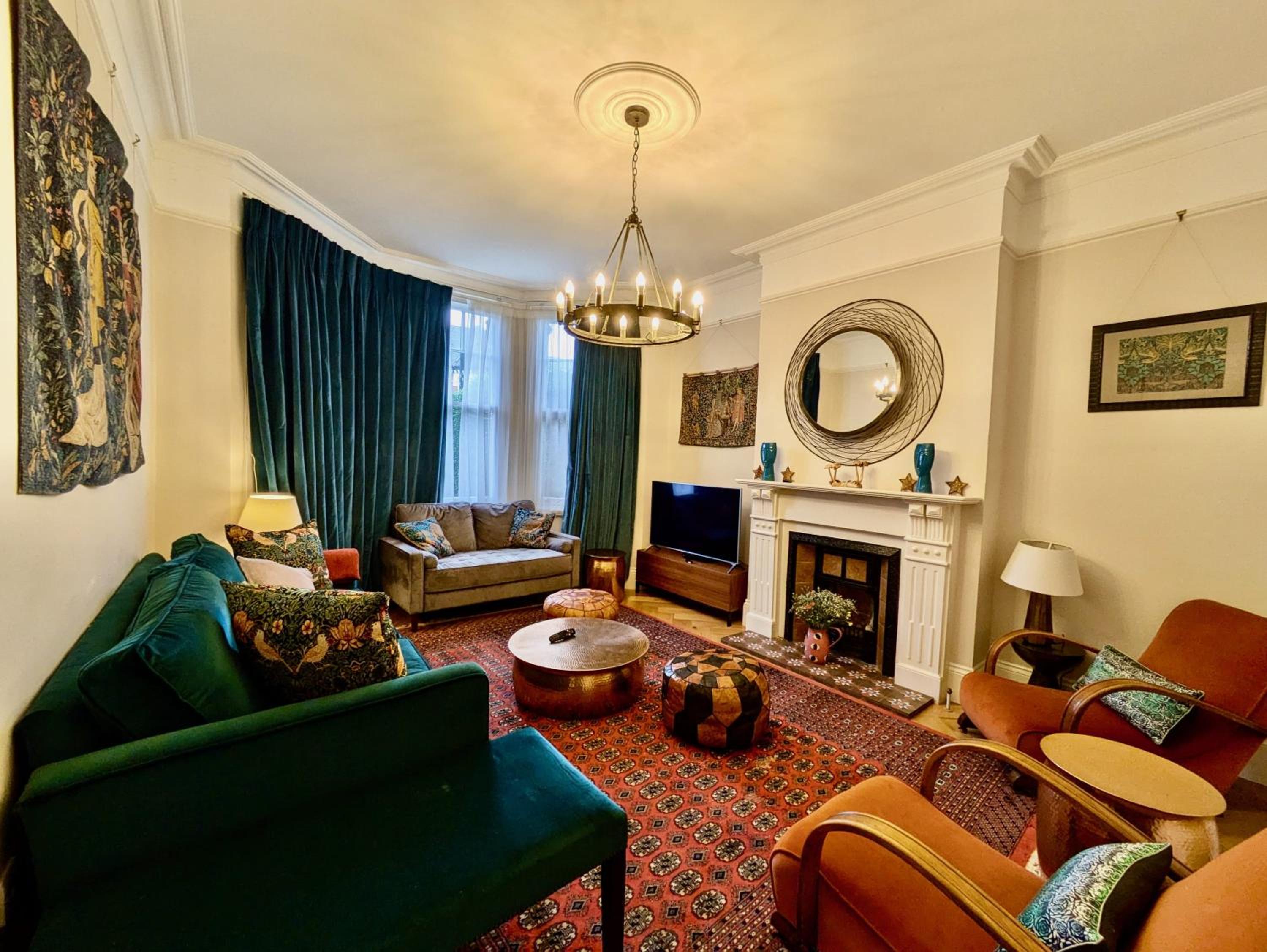 Impressive 5BR family home in Leafy