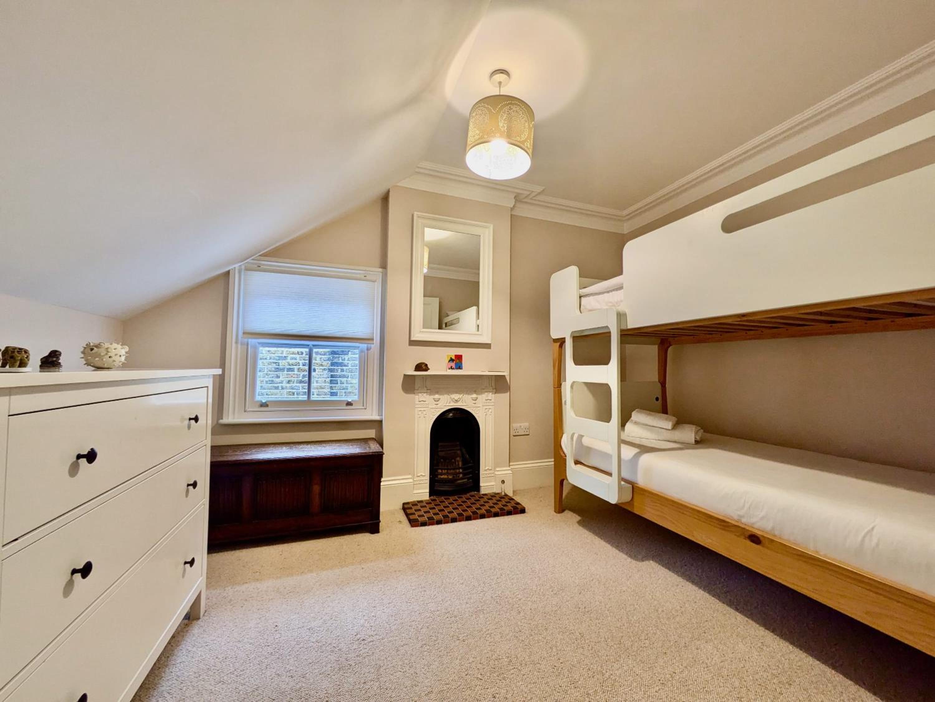 Impressive 5BR family home in Leafy