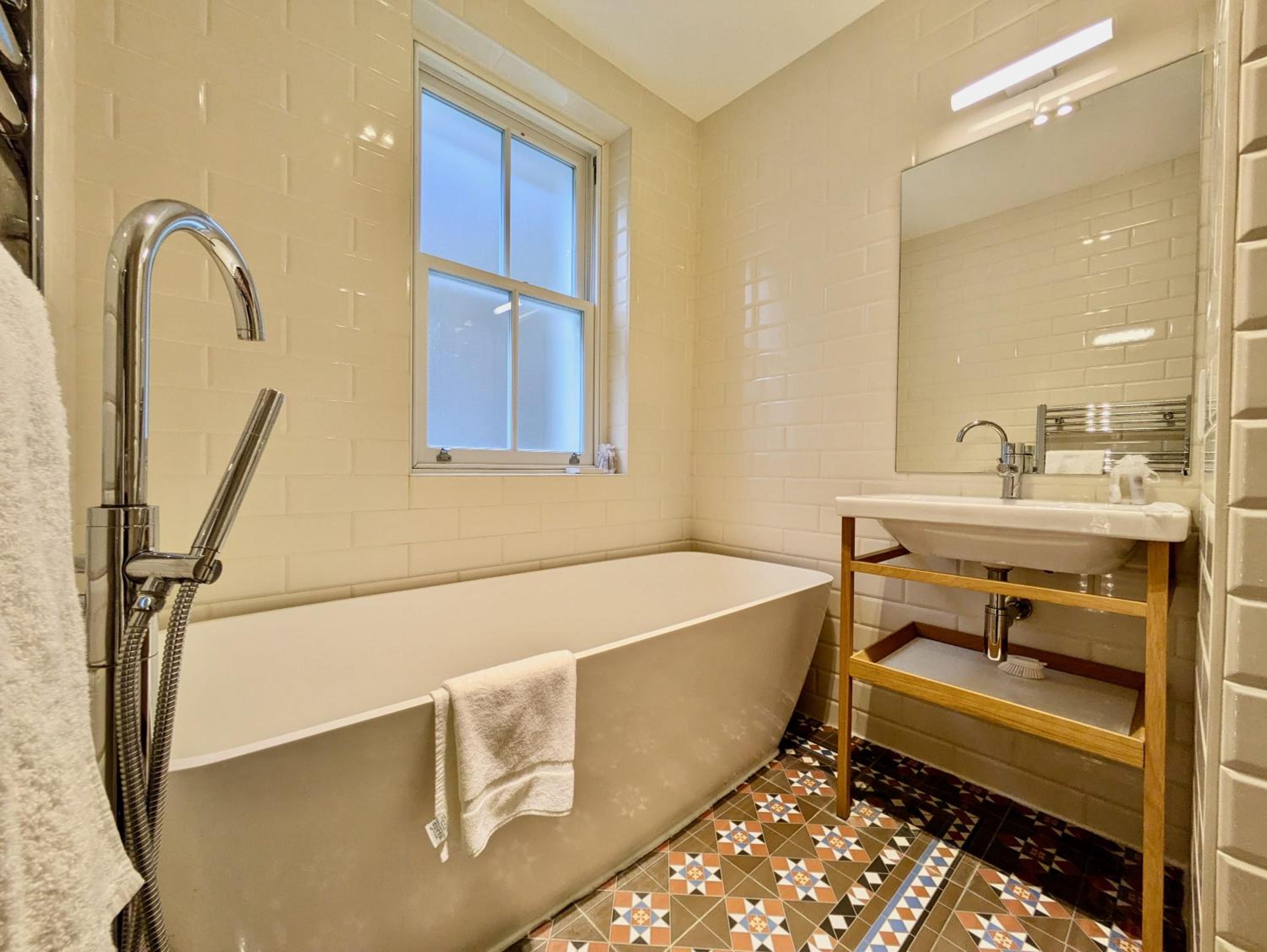 Impressive 5BR family home in Leafy