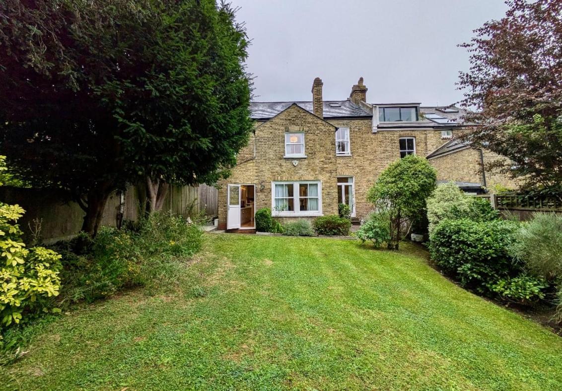 Impressive 5BR family home in Leafy