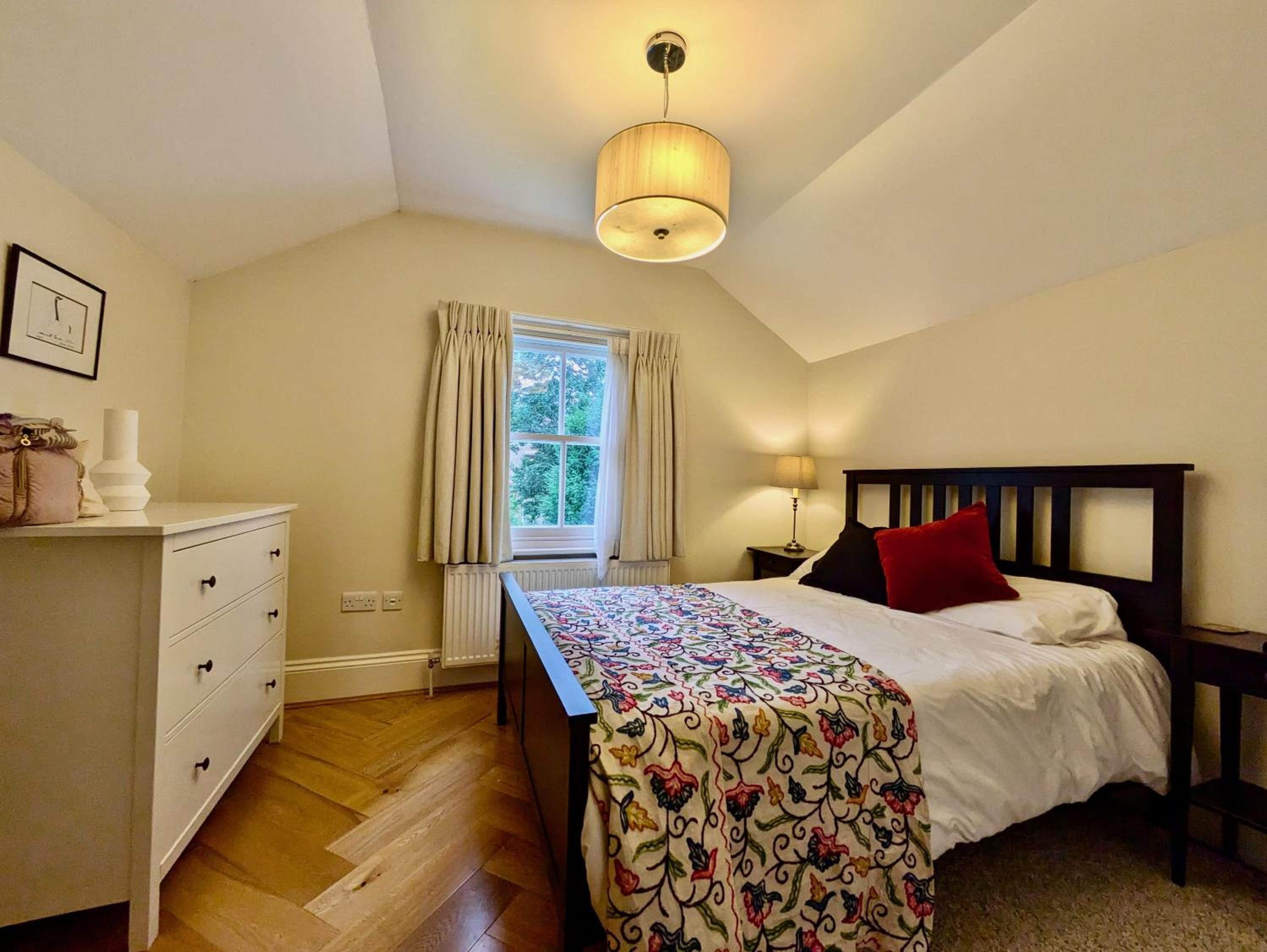 Impressive 5BR family home in Leafy