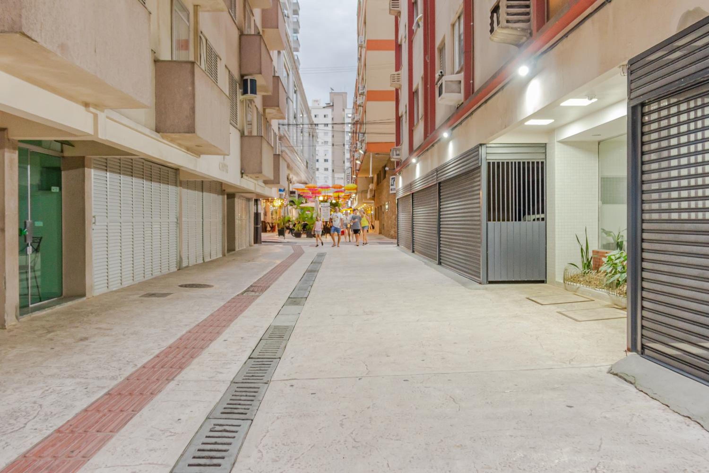 Apto na Rua 1200 a 100m da Praia P2189