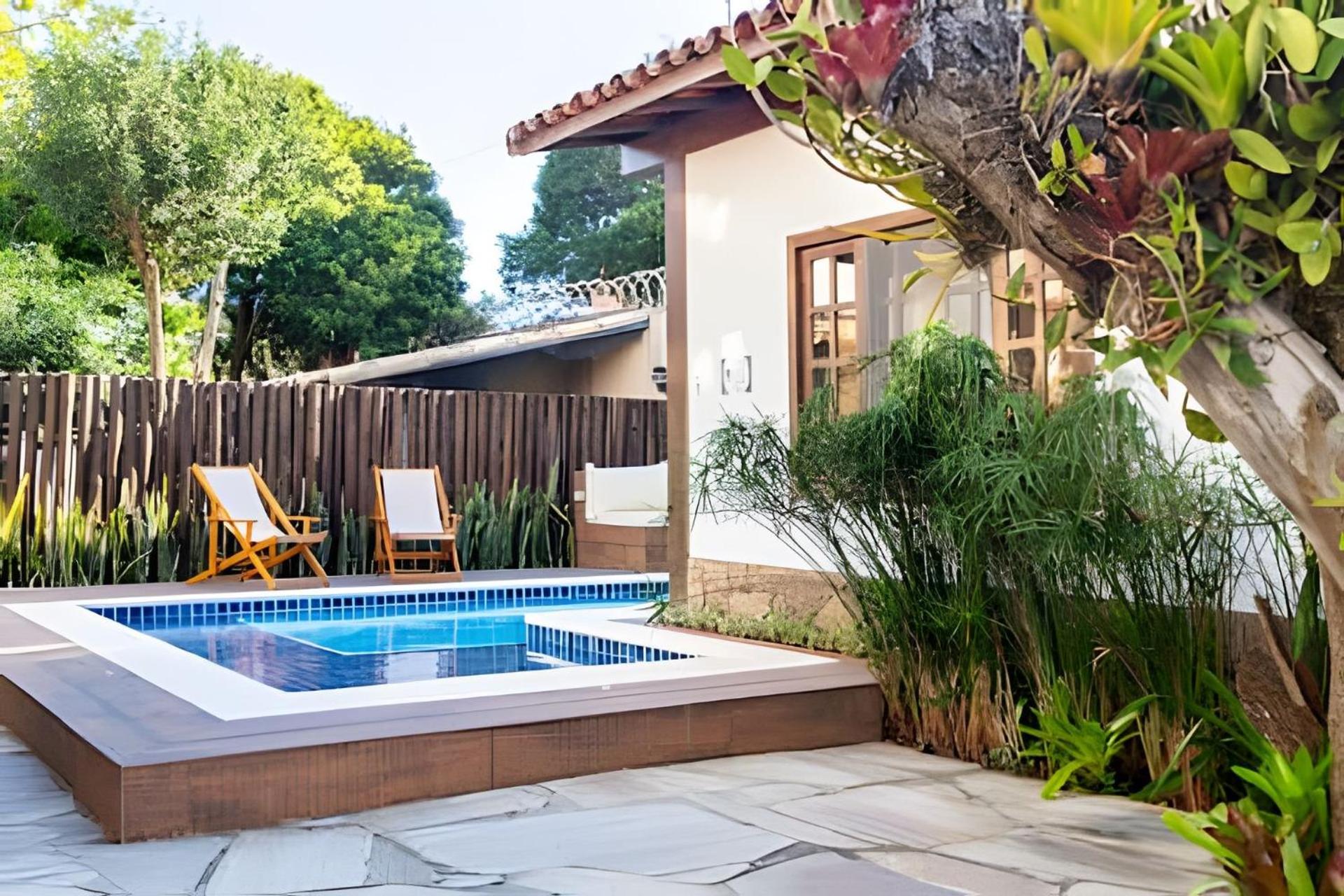 Casa para 14 com piscina privativa perto da Praia de Manguinhos
